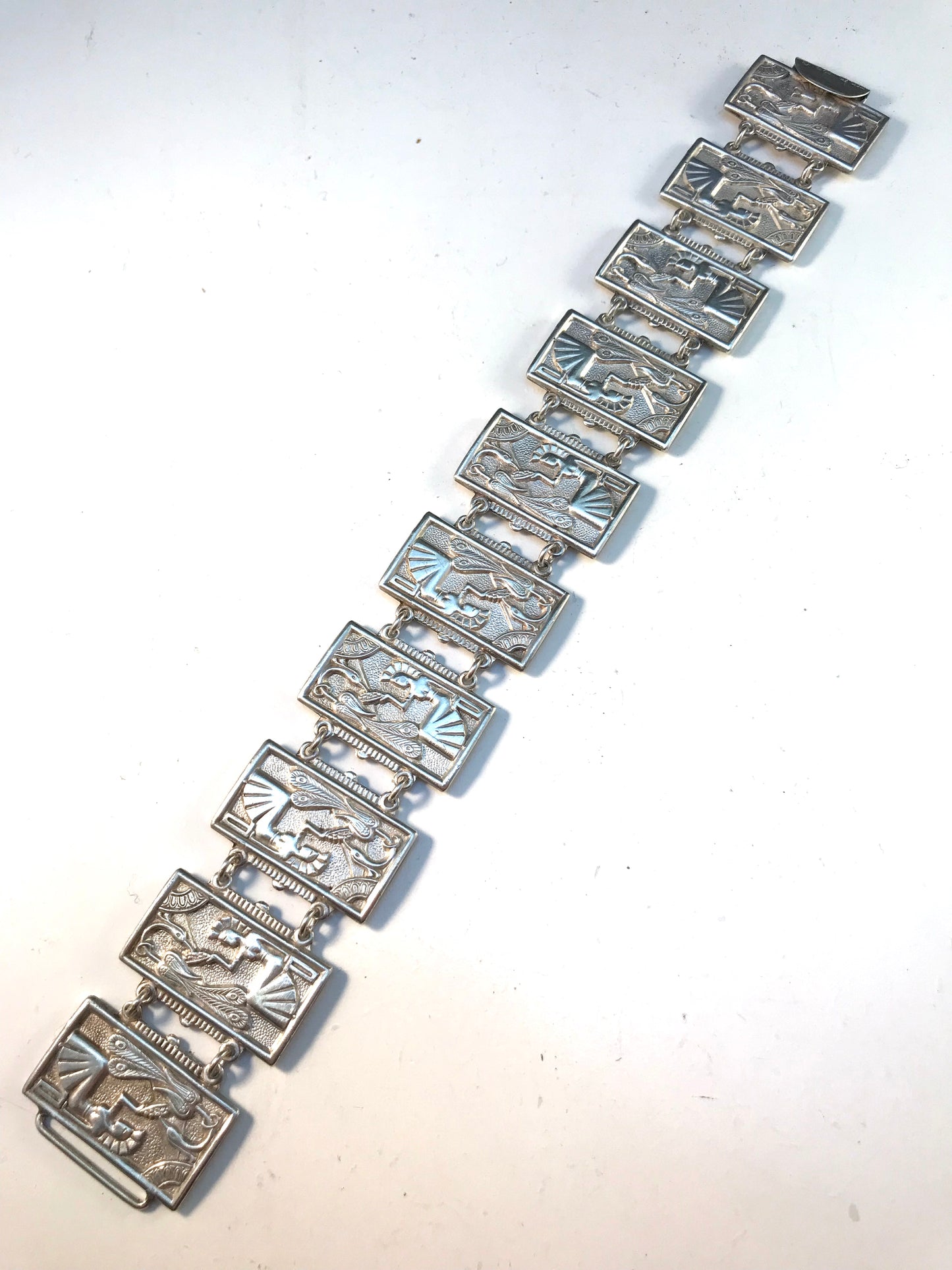 Matsilver、スウェーデン、1951 年、ミッドセンチュリー エジプシャン リバイバル スターリング シルバー パネル ブレスレット。素晴らしい。