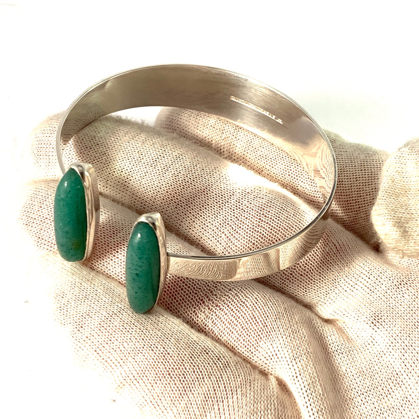 Elis Kauppi、Kupittaan Kulta フィンランド、1960 年代のスターリング シルバー アベンチュリン モダニスト カフ ブレスレット。