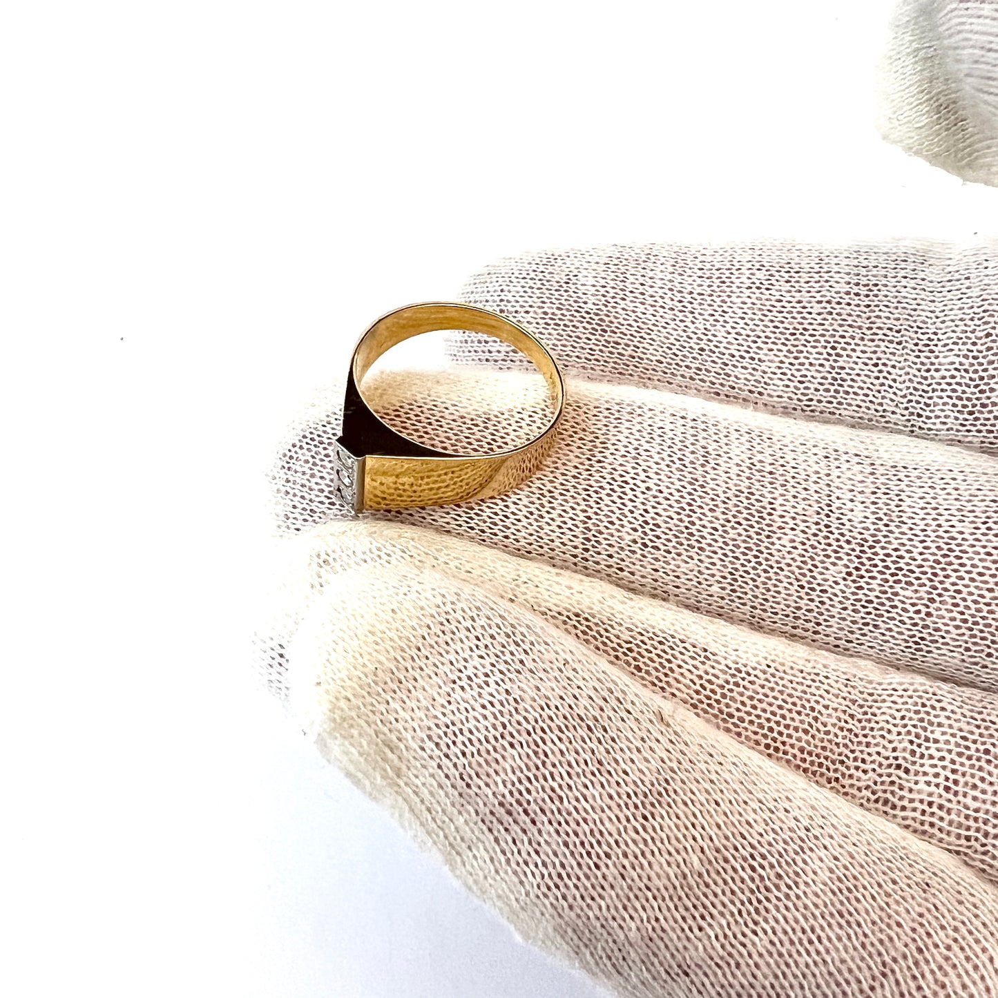 Alton, Sweden 1967. Vintage Modernist 18k Gold Diamond Ring.