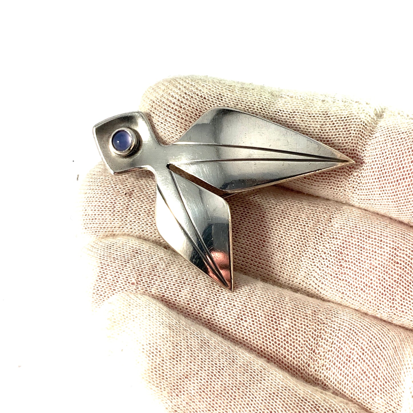 レナルト・ハグランド、ストックホルム 1955 年に署名されたミッドセンチュリー モダン スターリング シルバー カルセドニー鳥ブローチ。