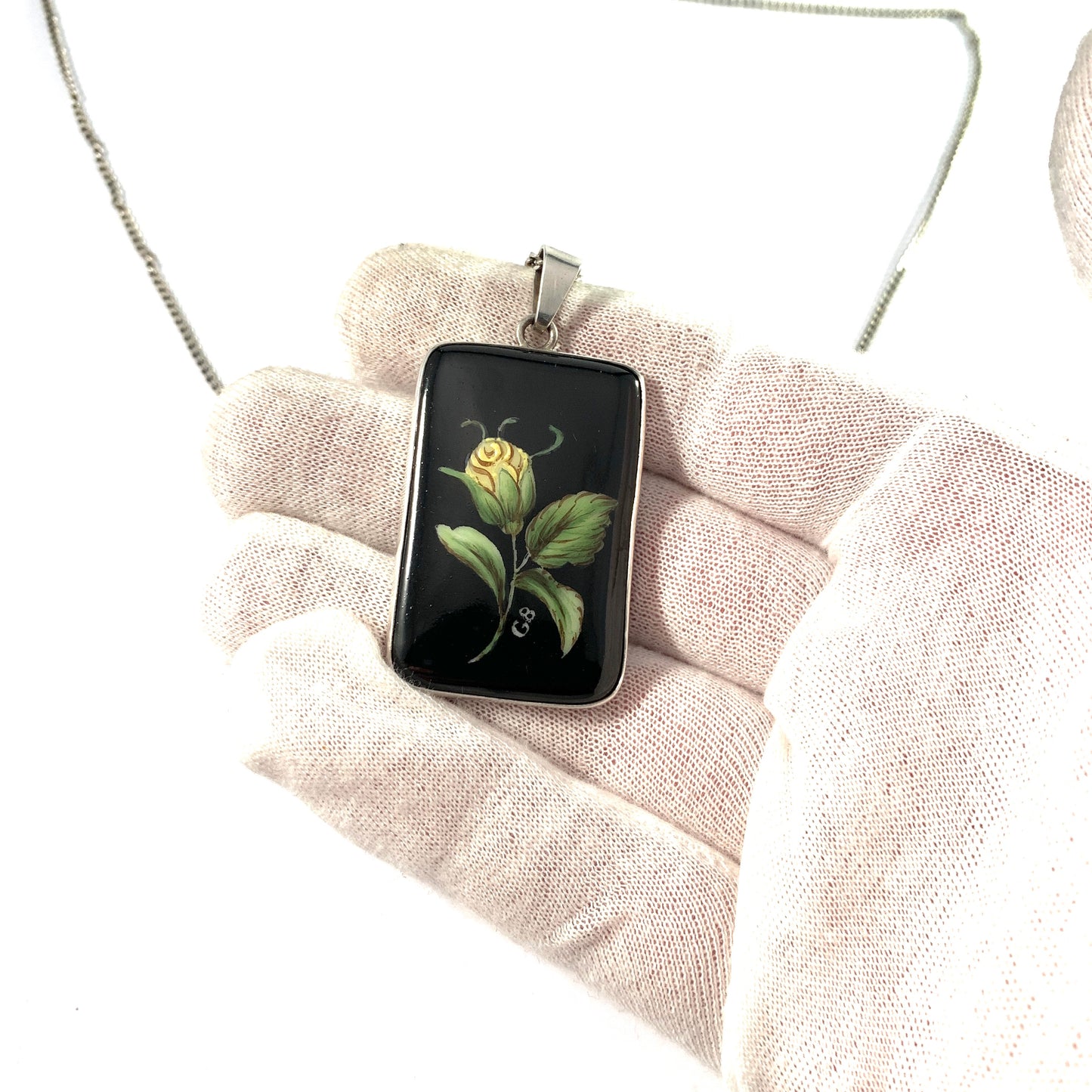 ヒューゴ・オルソン、スウェーデン、1974年。純銀で塗装した磁器のペンダントネックレス。