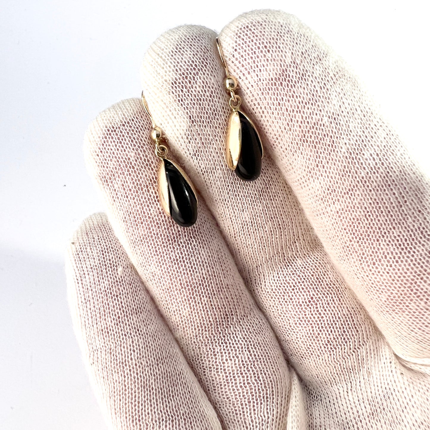 Kultasepat Salovaara, Finland 1970s. Vintage 14k Gold Onyx Earrings.