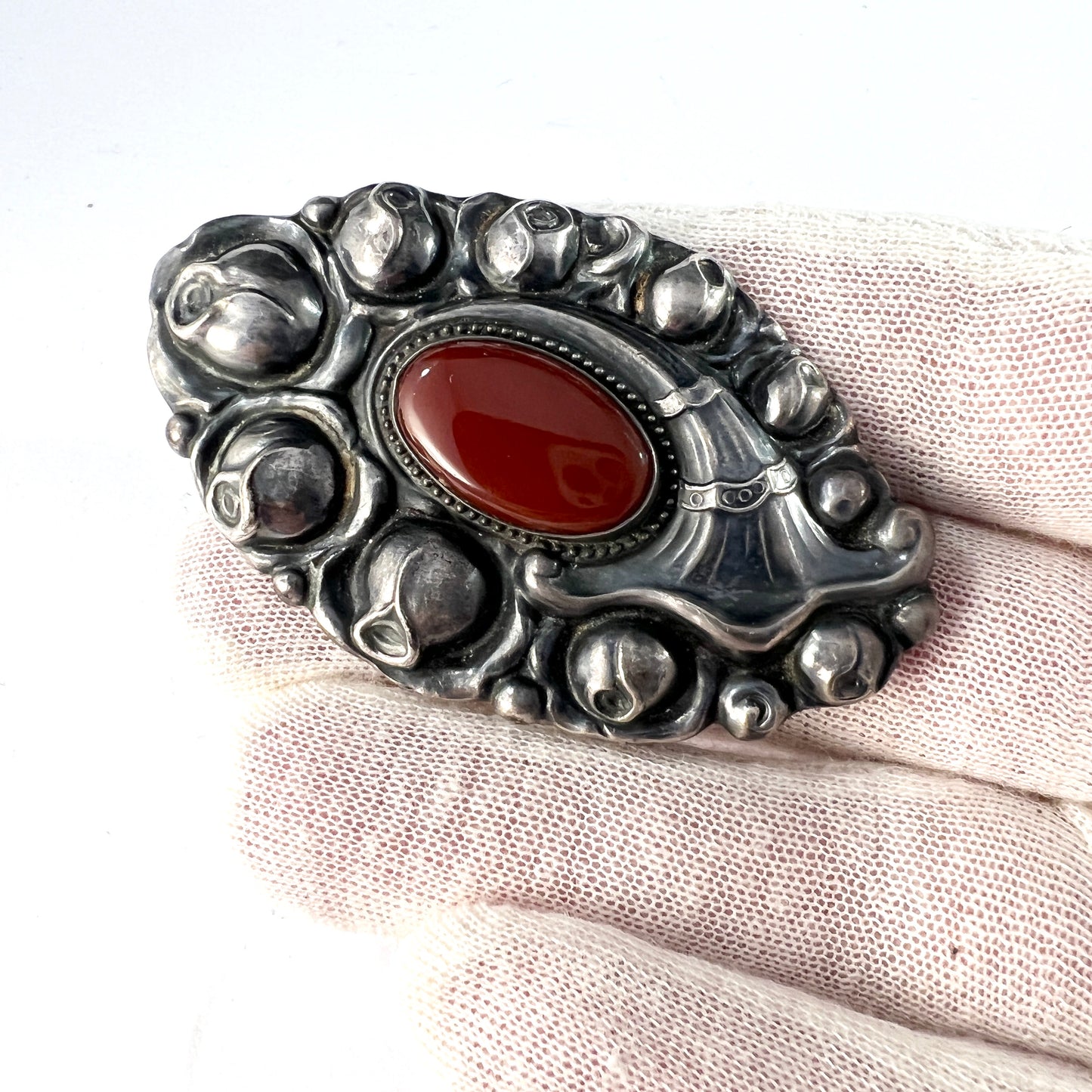 デンマーク、1910 年代頃。アール ヌーボー様式の大型 830 シルバー カーネリアン ブローチ。メーカーズ マーク。