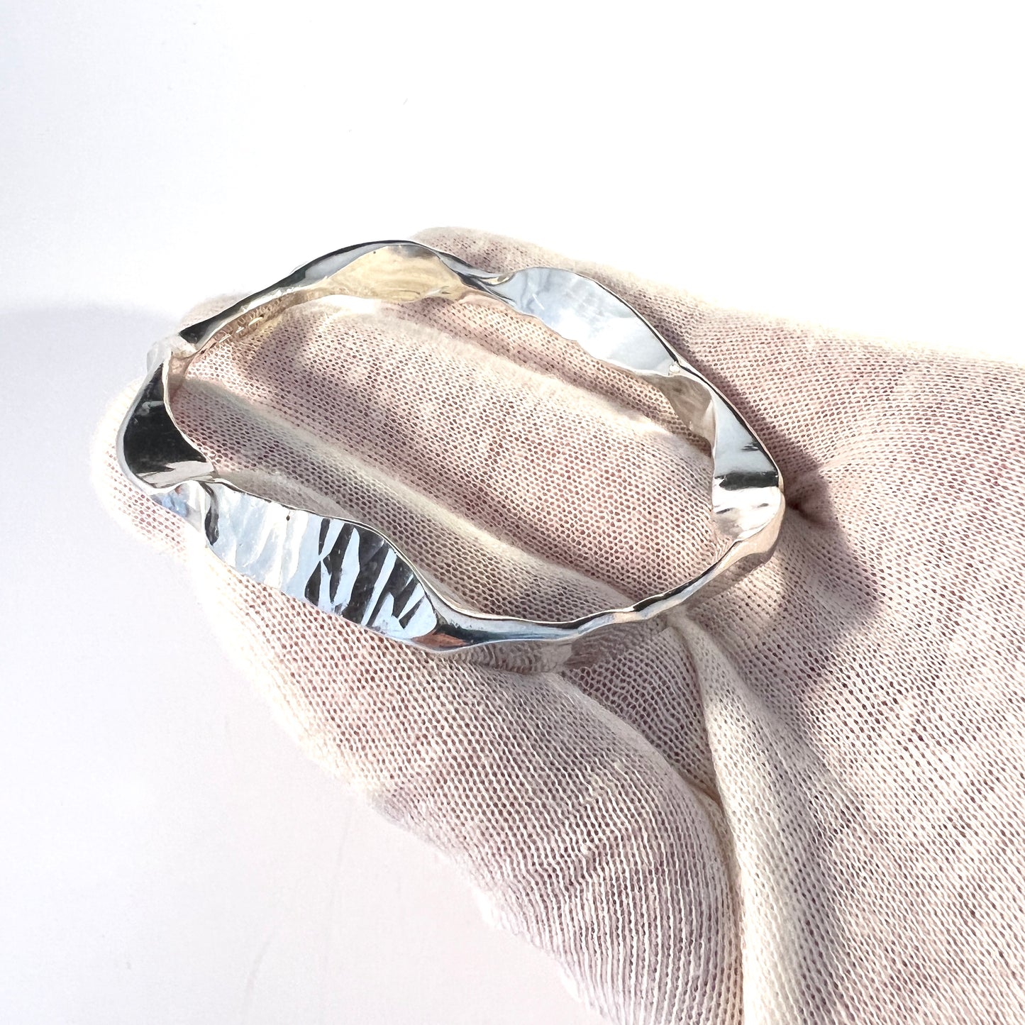 Claes E Giertta、ストックホルム、ヴィンテージ スターリング シルバー バングル ブレスレット。署名入り。