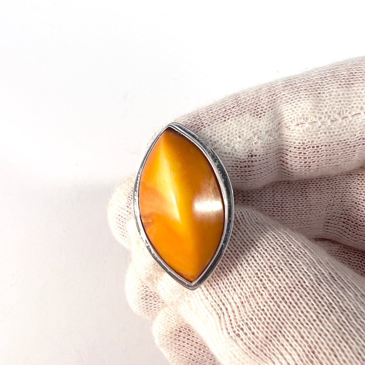 アベル・ランタネン、フィンランド、1965 年製、ヴィンテージ ソリッド シルバー バルト海産琥珀リング。