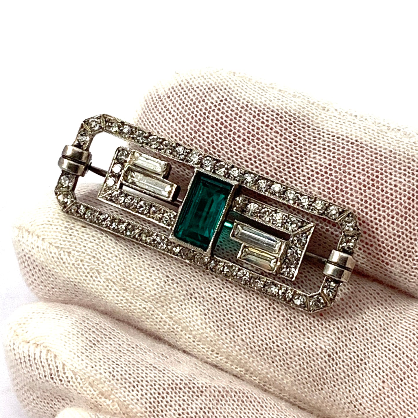 ドイツ / オーストリア、1930 年頃、アールデコ 935 スターリング シルバー ペースト ストーン ブローチ。