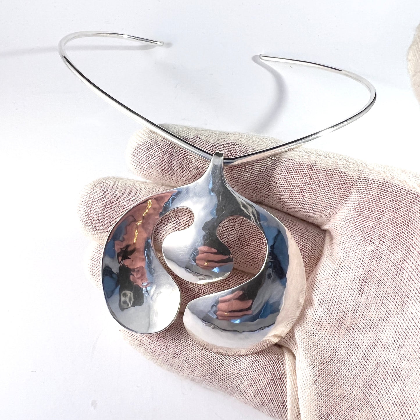 IBE Dahlquist、Dahlquist & Barve、スウェーデン 1973 年。大きなスターリング シルバー ペンダント ネックレス。署名入り。