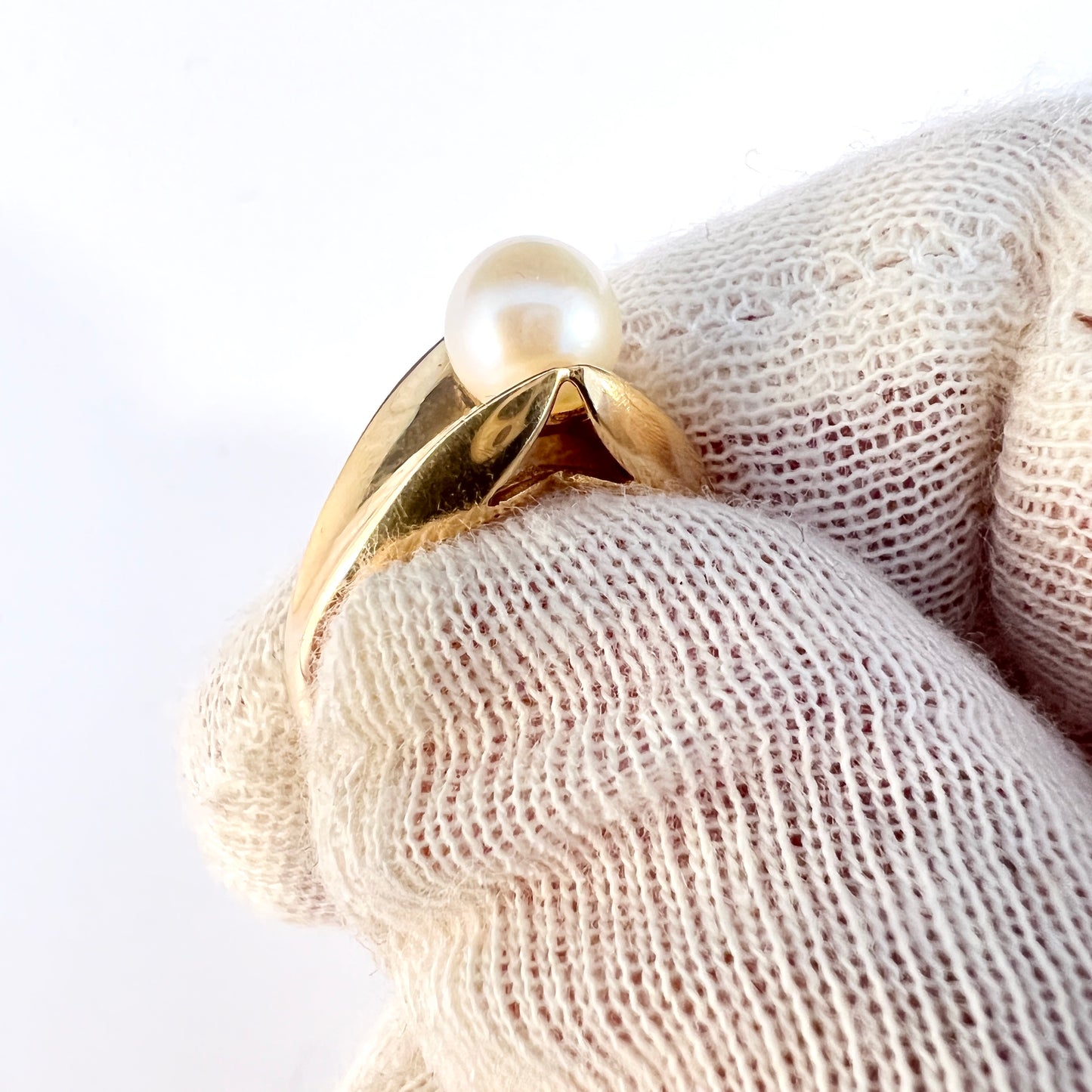 Bengt Hallberg, Sweden 1964. Vintage 18k Gold Cultured Pearl Ring.