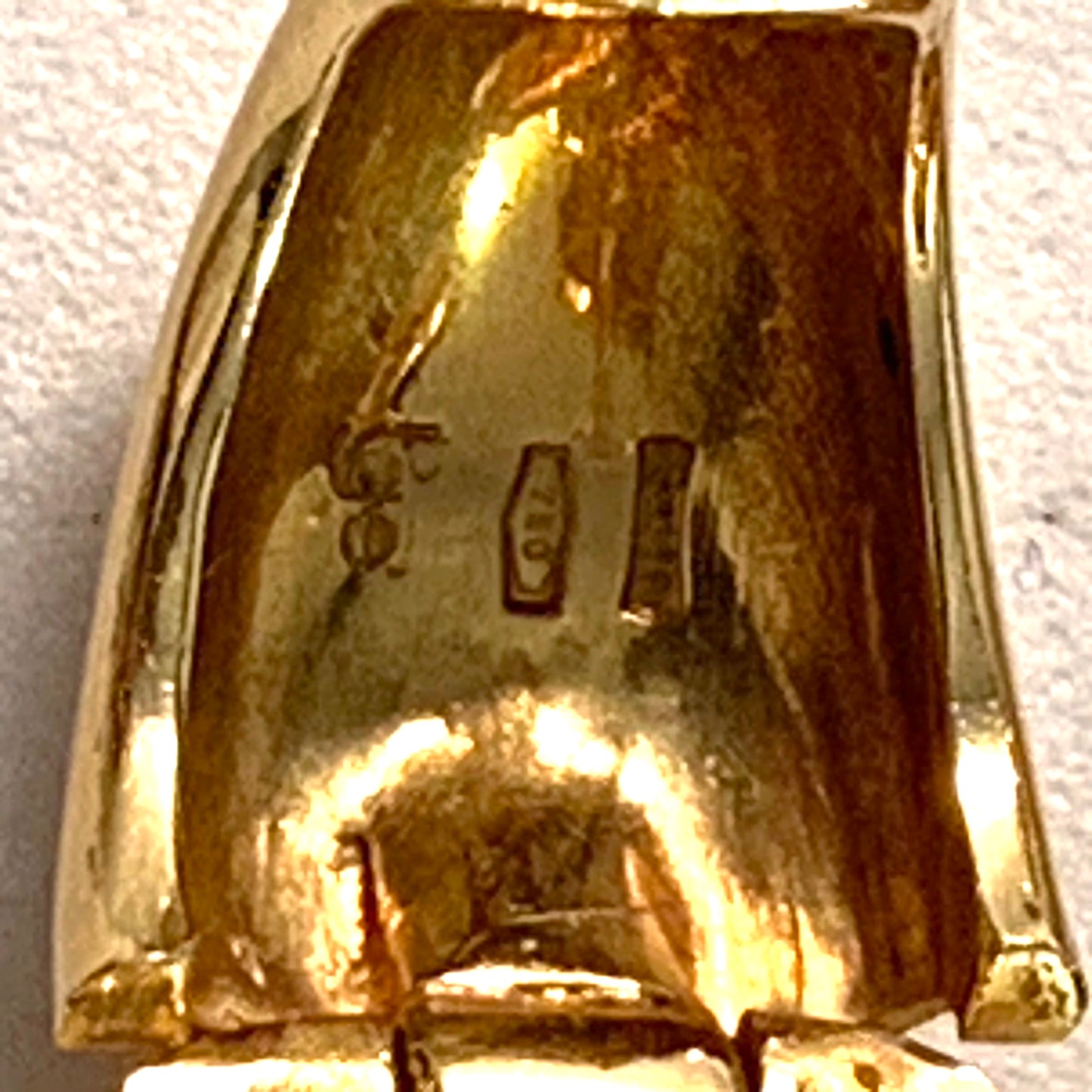 アレサンドリア、イタリア ヴィンテージ チャンキー 18K ゴールド ダイヤモンド ハギー イヤリング