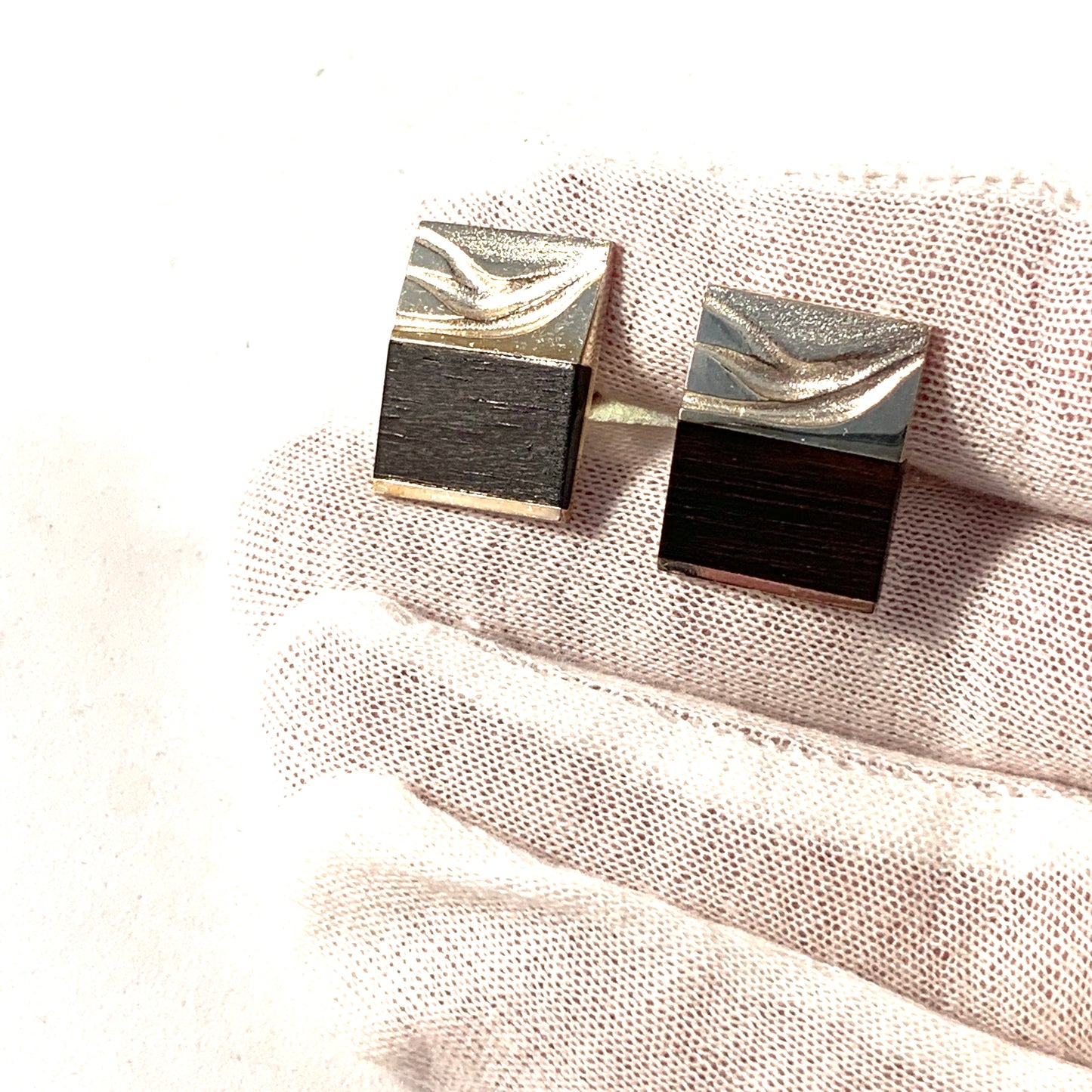 フィンランドのラッポニアのゾルタン・ポポヴィッツ。ヴィンテージのスターリング・エボニー・カフスボタン。