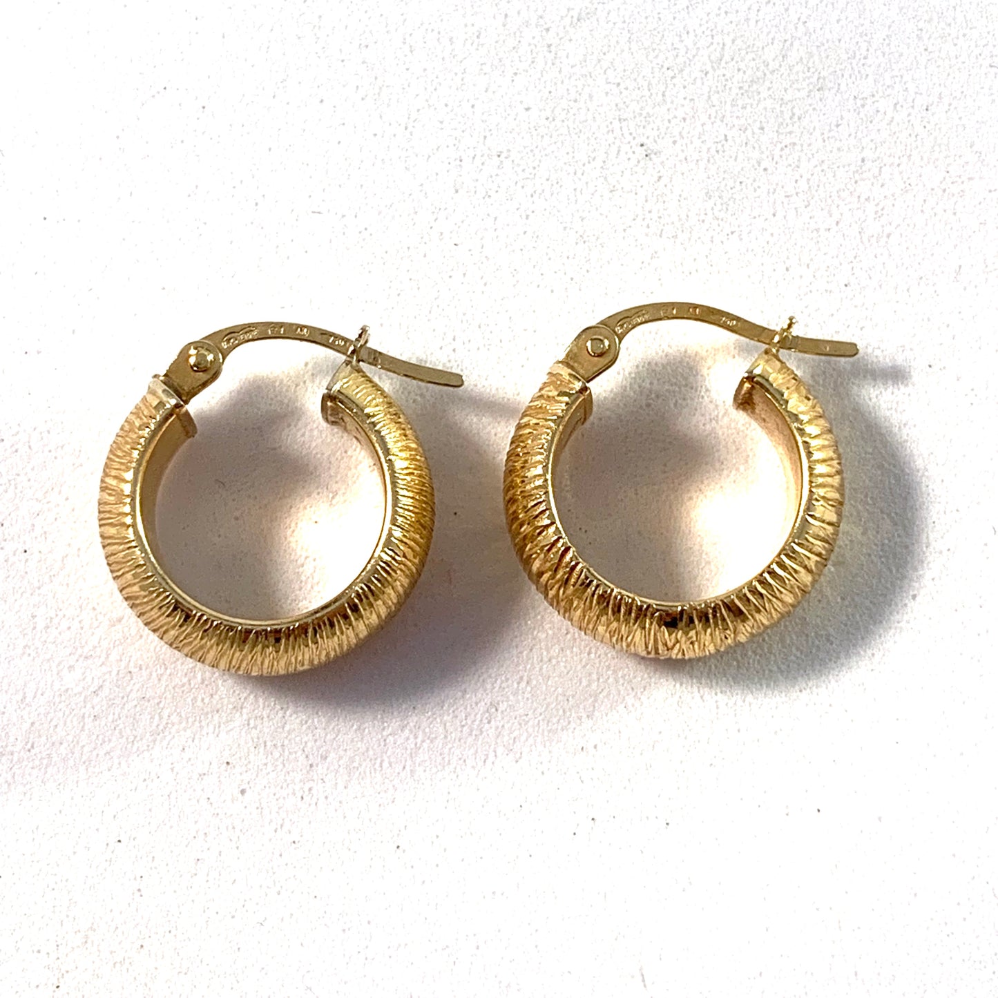 UNO A ERRE、アレッツォ、イタリア ヴィンテージ 18K ゴールド ハギー イヤリング。