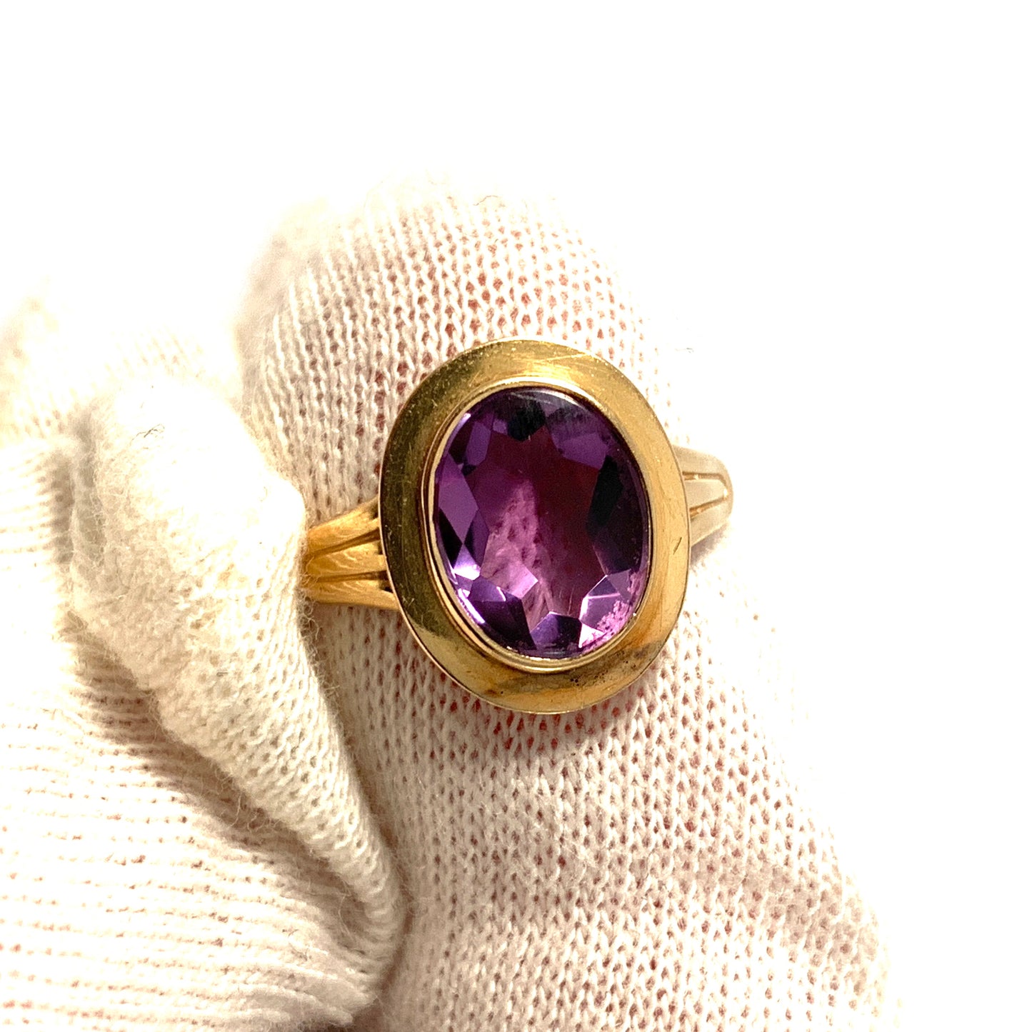 Guldvaruhuset, Sweden 1958. Mid Century 18k Gold Color Change Synthetic Spinel Ring.