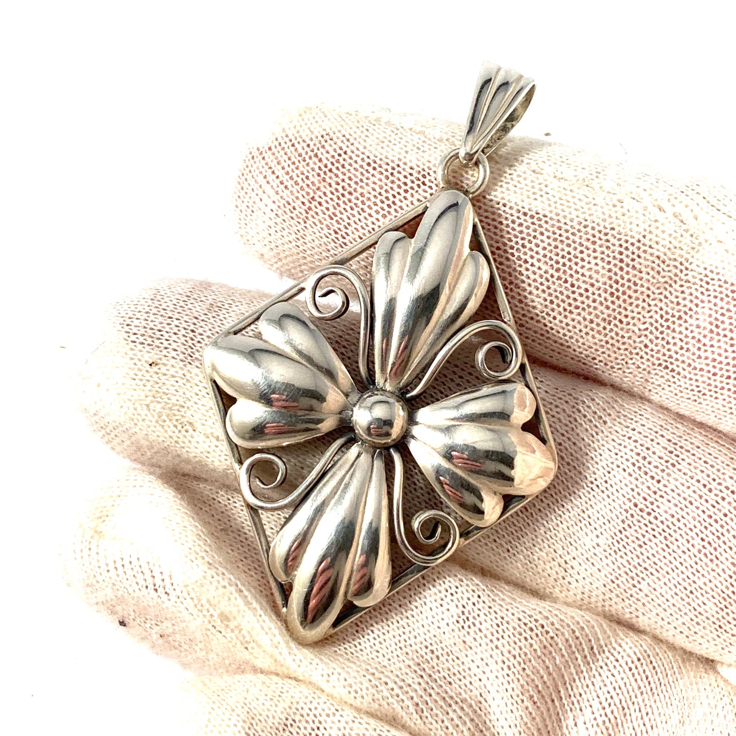 GUSSI, Sweden 1948. Vintage Mid Century Sterling Silver Pendant.