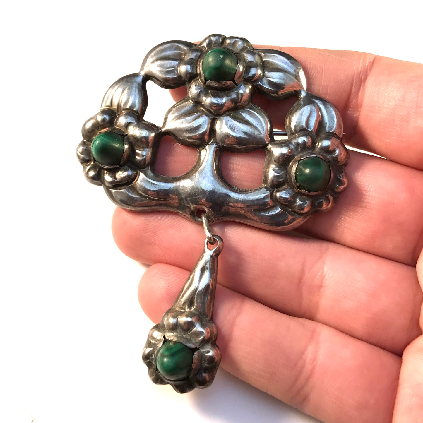 エヴァルド・ニールセン、SL ヤコブセン&カンパニー、デンマーク、1910 年代のアーツ アンド クラフツ 830 シルバー マラカイト ブローチ