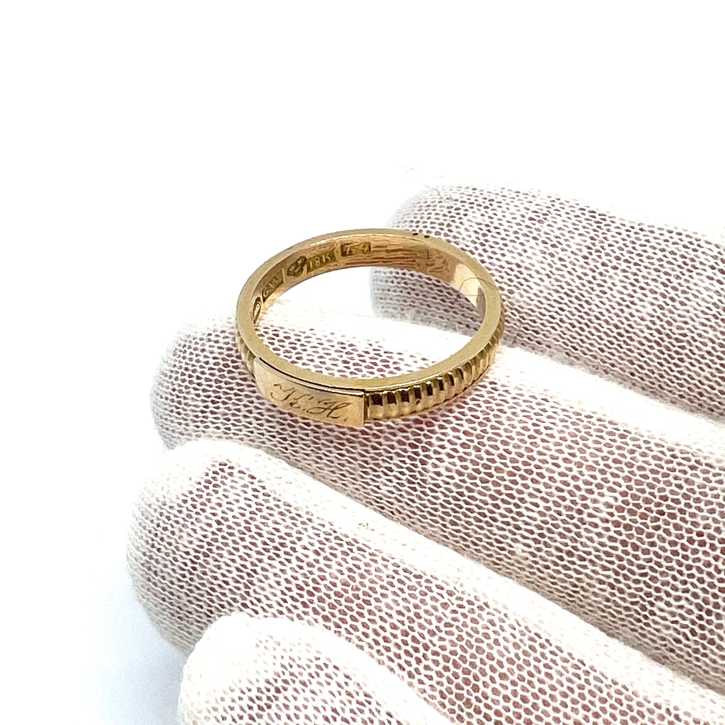 グスタフ・ヴァルベリ、スウェーデン、1847年。アンティーク 18K ゴールド製メンズ シークレット コンパートメント リング。