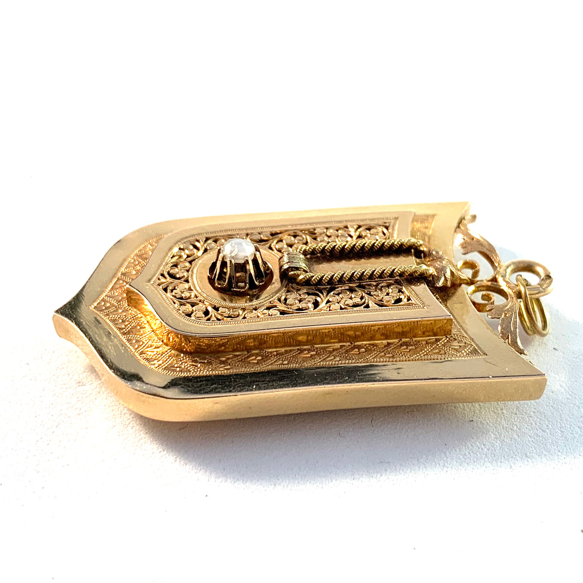 ドイツ、1900 年頃のユーゲントシュティール 18K ゴールド ロケット ペンダント。