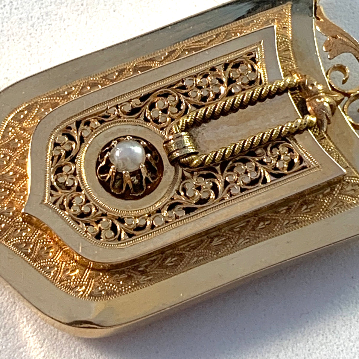 ドイツ、1900 年頃のユーゲントシュティール 18K ゴールド ロケット ペンダント。