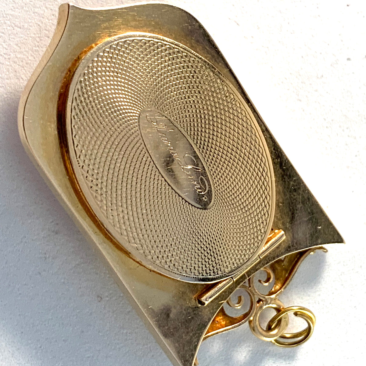 ドイツ、1900 年頃のユーゲントシュティール 18K ゴールド ロケット ペンダント。