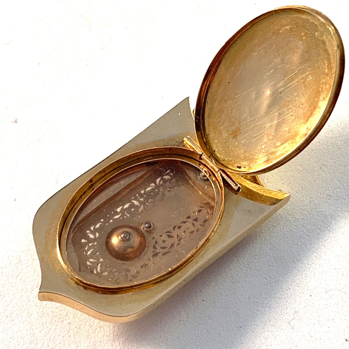 ドイツ、1900 年頃のユーゲントシュティール 18K ゴールド ロケット ペンダント。