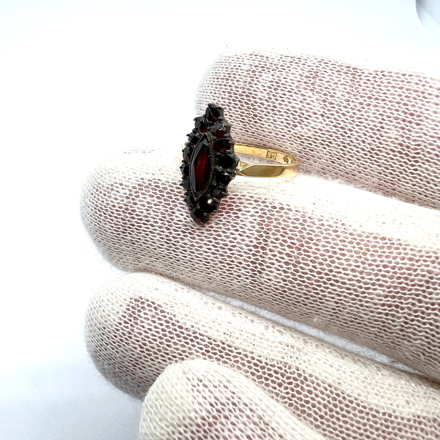 Nordiska Juvelaktiebolaget, Sweden 1933. Art Deco 18k Gold Garnet Ring.