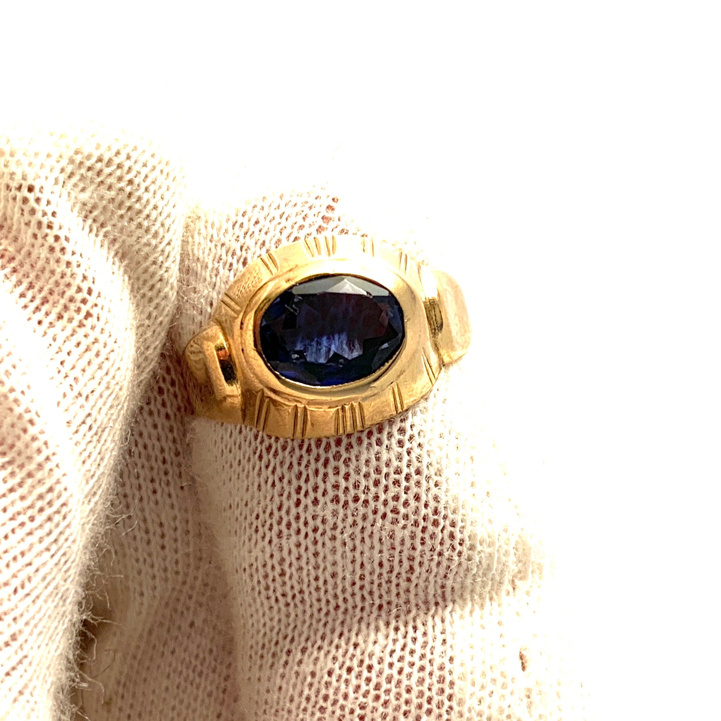 Bengt Hallberg。スウェーデン、1950 年代。ヴィンテージ 18K ゴールド合成サファイア リング。