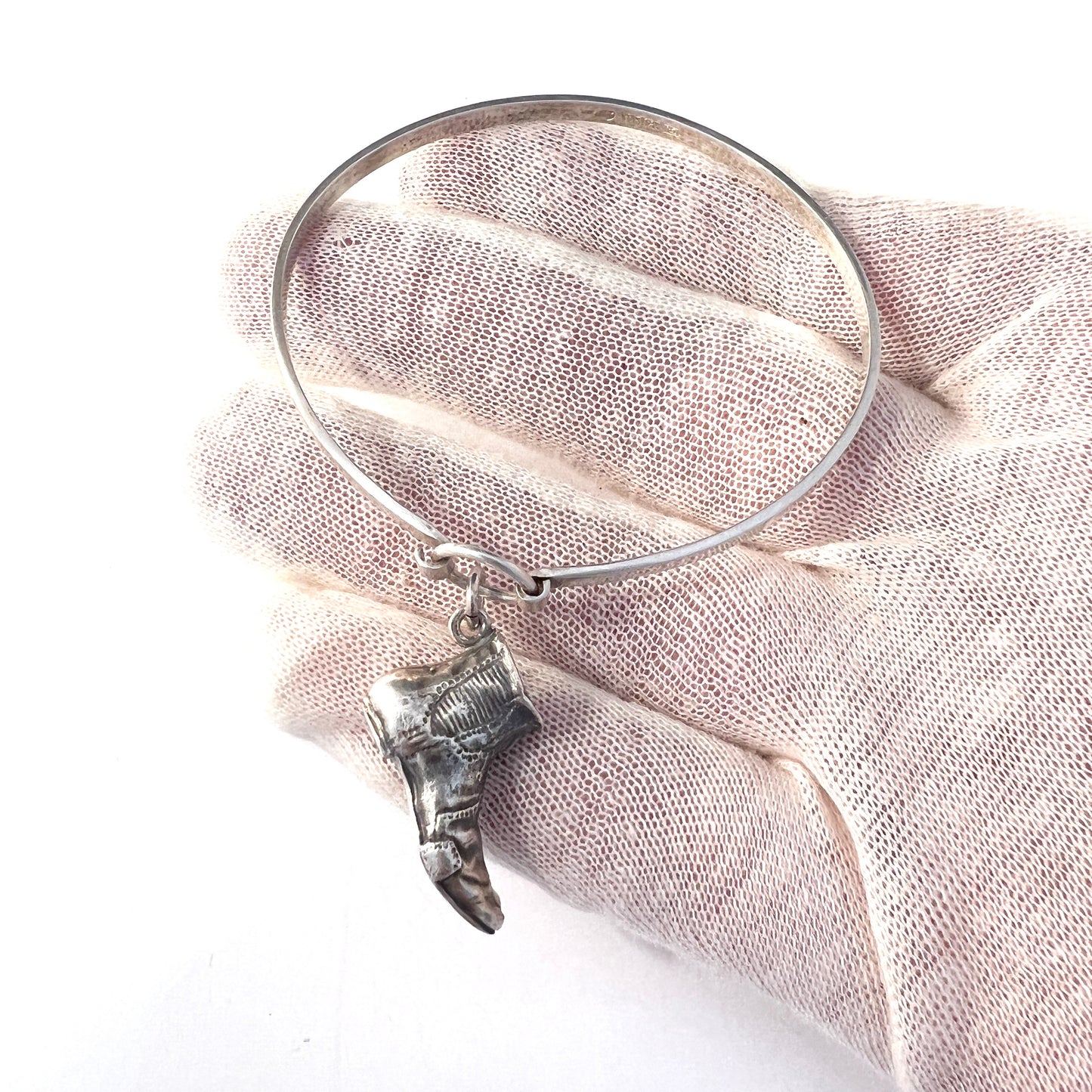 Kultakeskus Oy, Finland 1970. Solid Silver Bangle Shoe Charm Bracelet.
