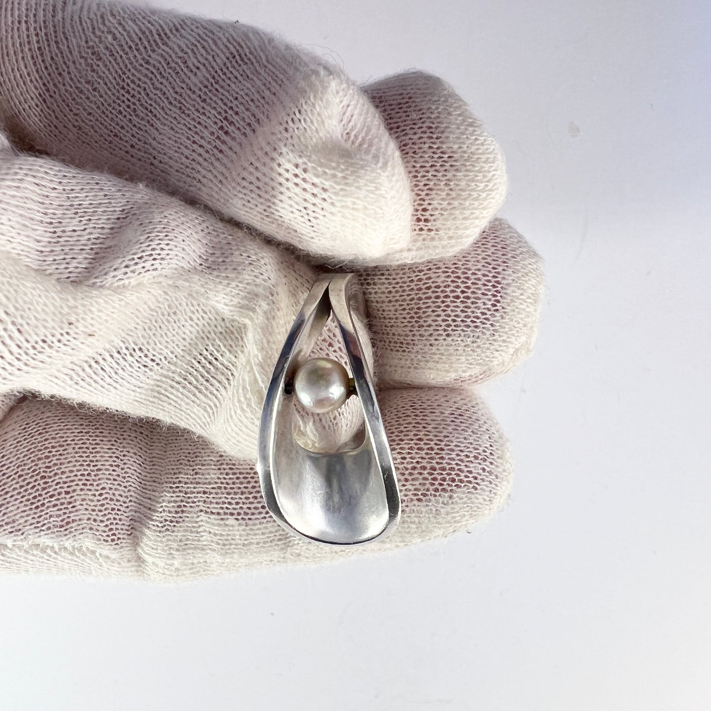 Maker JLP, USA c 1960s Vintage Modernist Sterling Silver Pearl Ring.