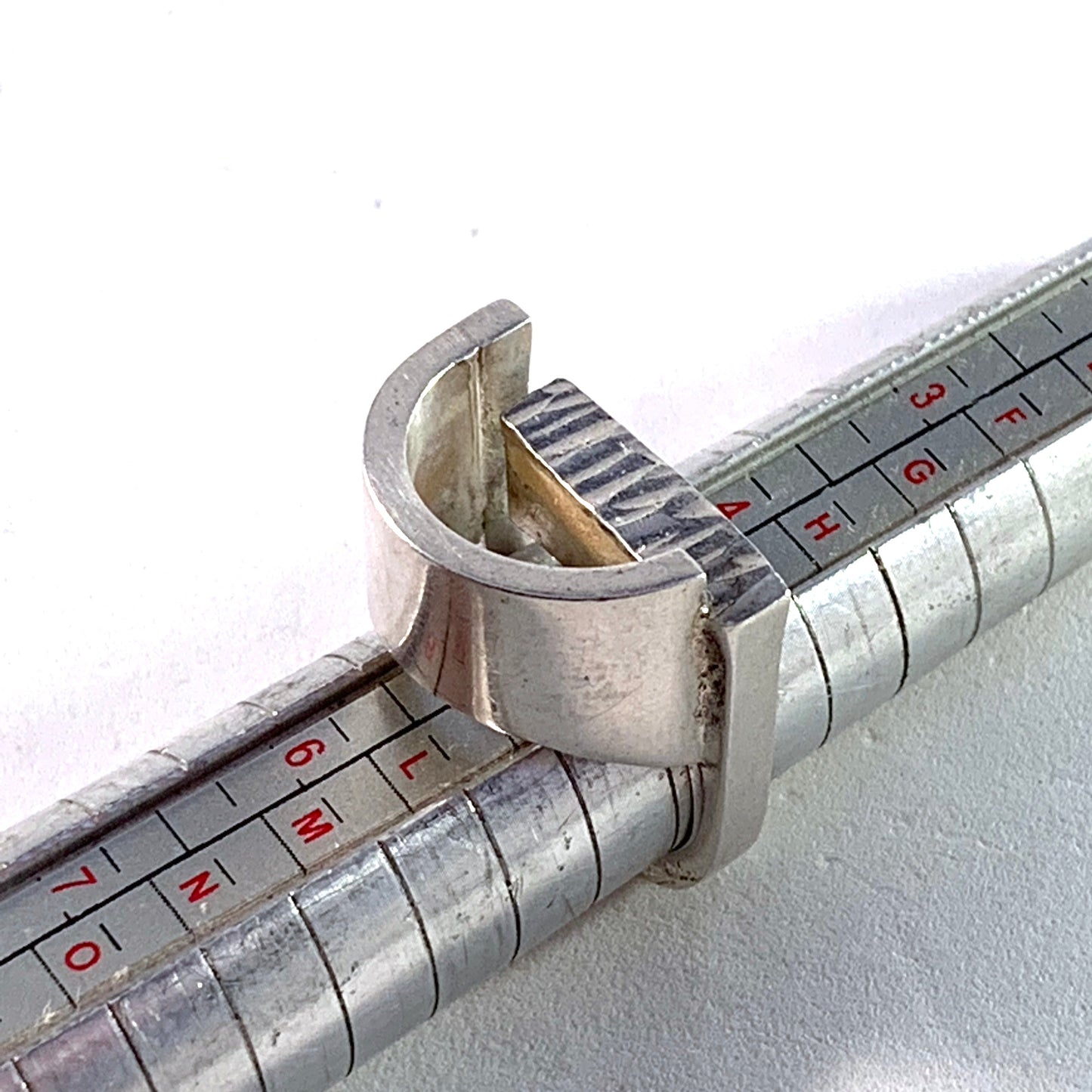 レイ・アーバン、スウェーデン、1972年製モダニストスターリングシルバーリング。署名入り