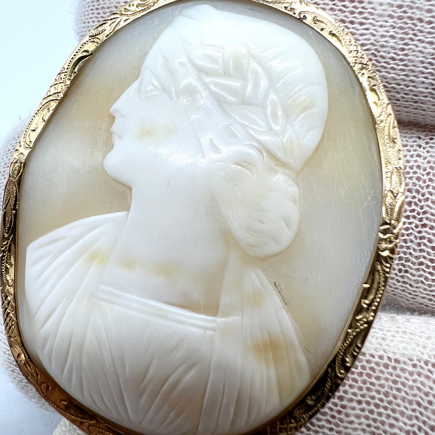 Sweden year 1922. Large Antique Art Nouveau 18k Gold Cameo Brooch Pendant.