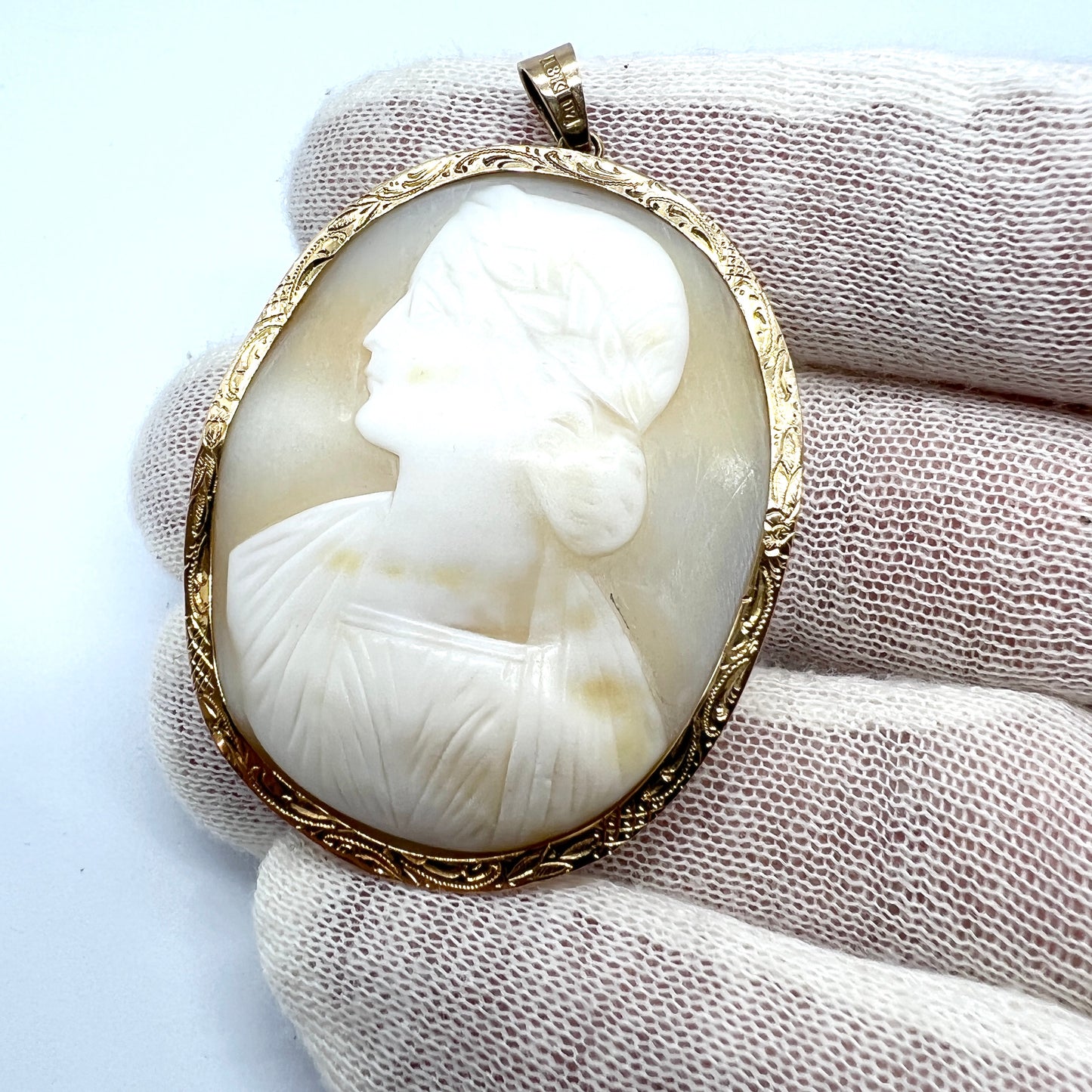 Sweden year 1922. Large Antique Art Nouveau 18k Gold Cameo Brooch Pendant.