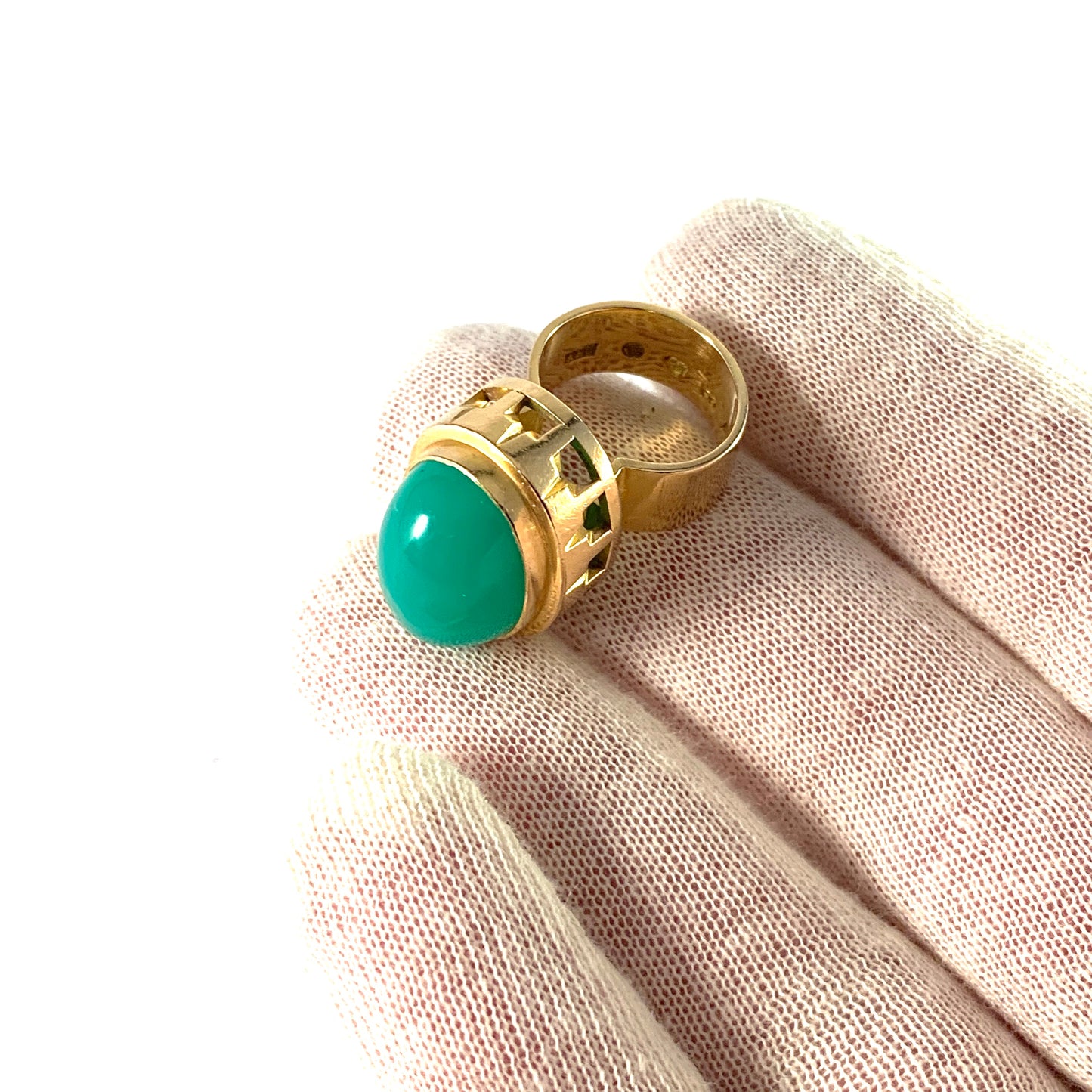Anders Högberg, Gothenburg 1966. Chunky 18k Gold Chrysoprase Ring.
