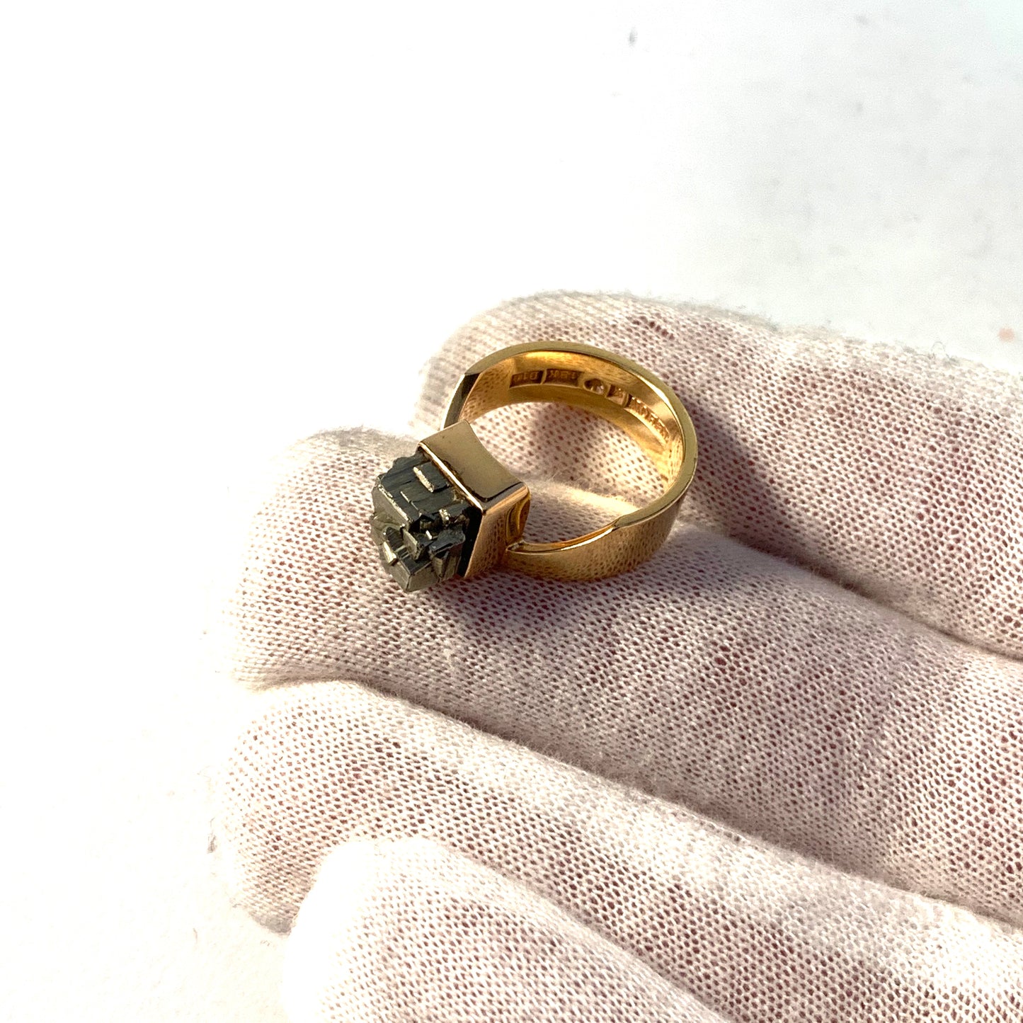 Tebon, Sweden 1978 Vintage Modernist 18k Gold Pyrite Ring.