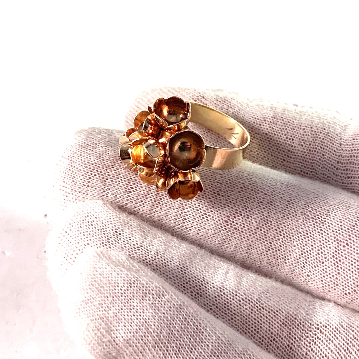 Liisa Vitali for Nils Westerback, Finland 1970. 14k Gold Ring. Spring Design