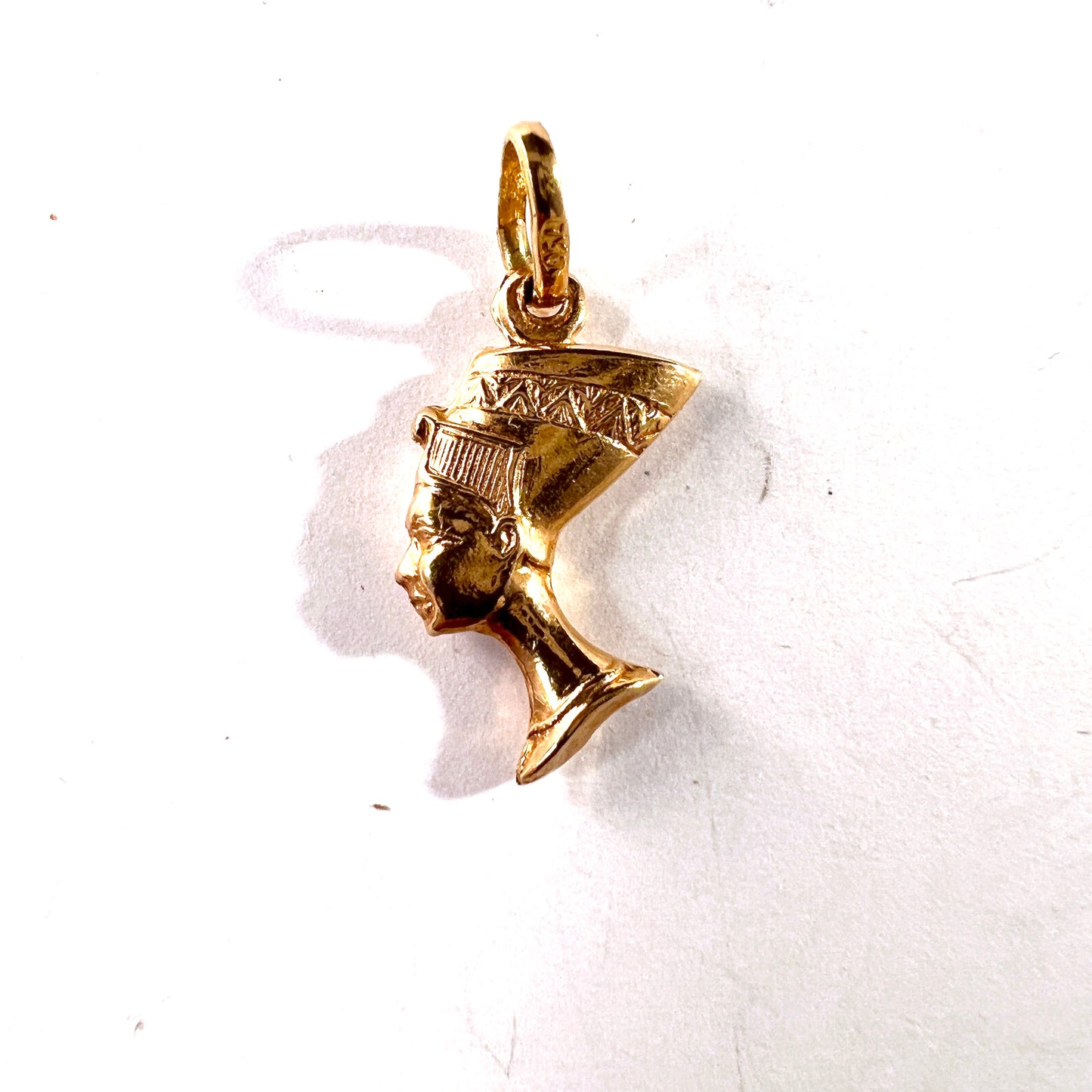 Italy. Vintage 18k Gold Nefertiti Charm Pendant.