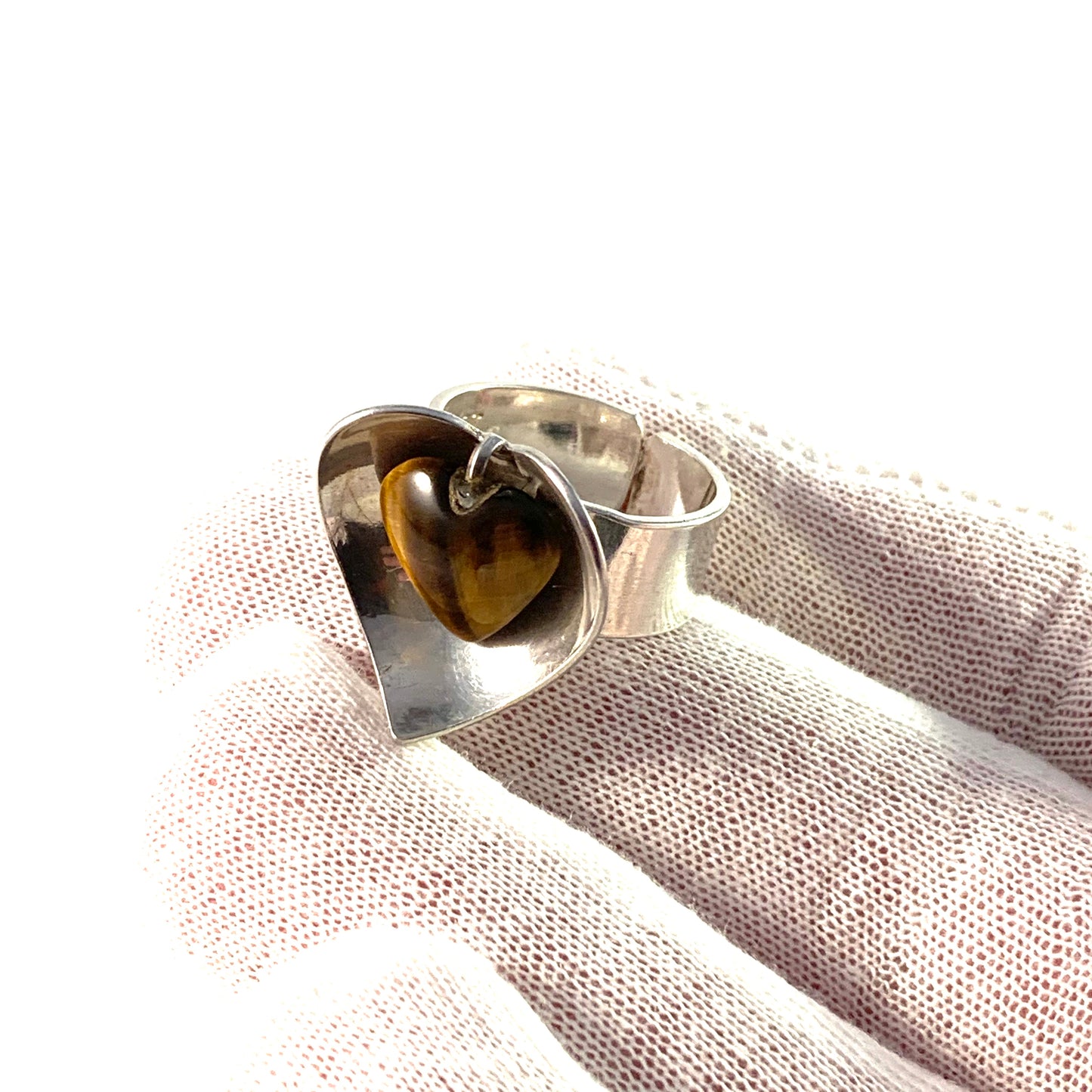 ピーター・フォン・ポスト、スウェーデン、1974 年製ヴィンテージ スターリング シルバー タイガーアイ ハート ラブ リング。