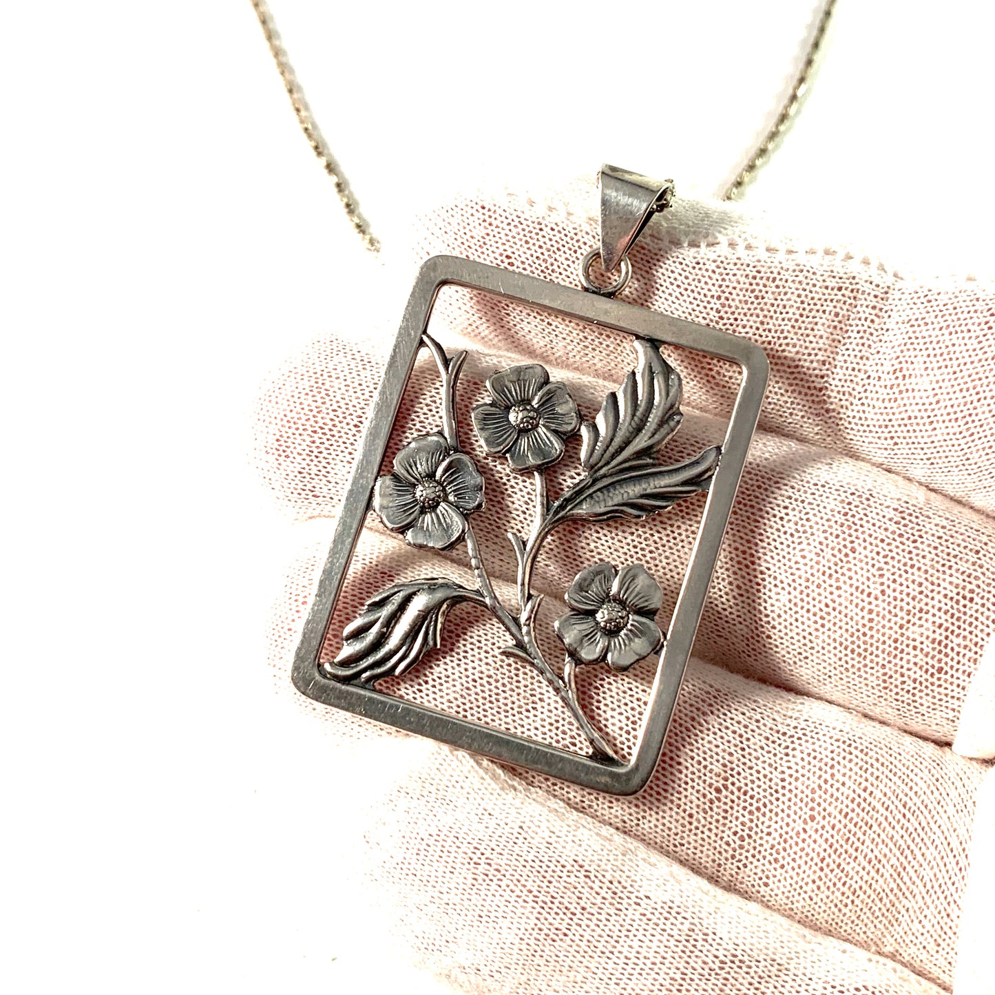 R Rasmussen, Denmark 1930s. Solid 830 Silver Pendant Necklace. Design no 285.