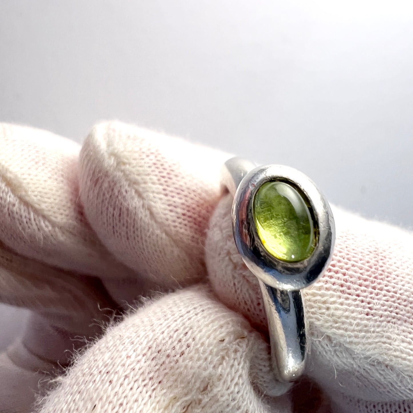 デンマーク、ラウフのヴィンテージスターリングシルバーペリドットリング。