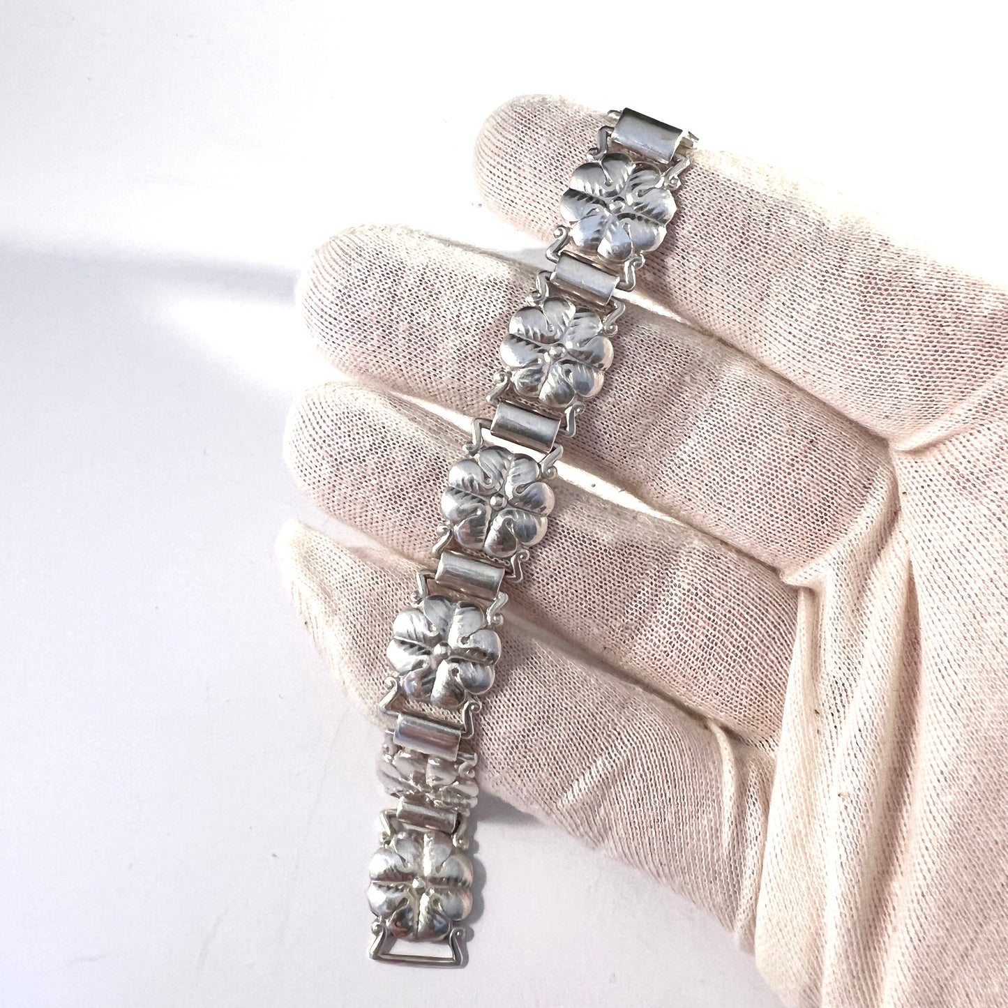 G Dahlgren Sweden 1949. Vintage Sterling Silver Four-Leaf Clover Bracelet.