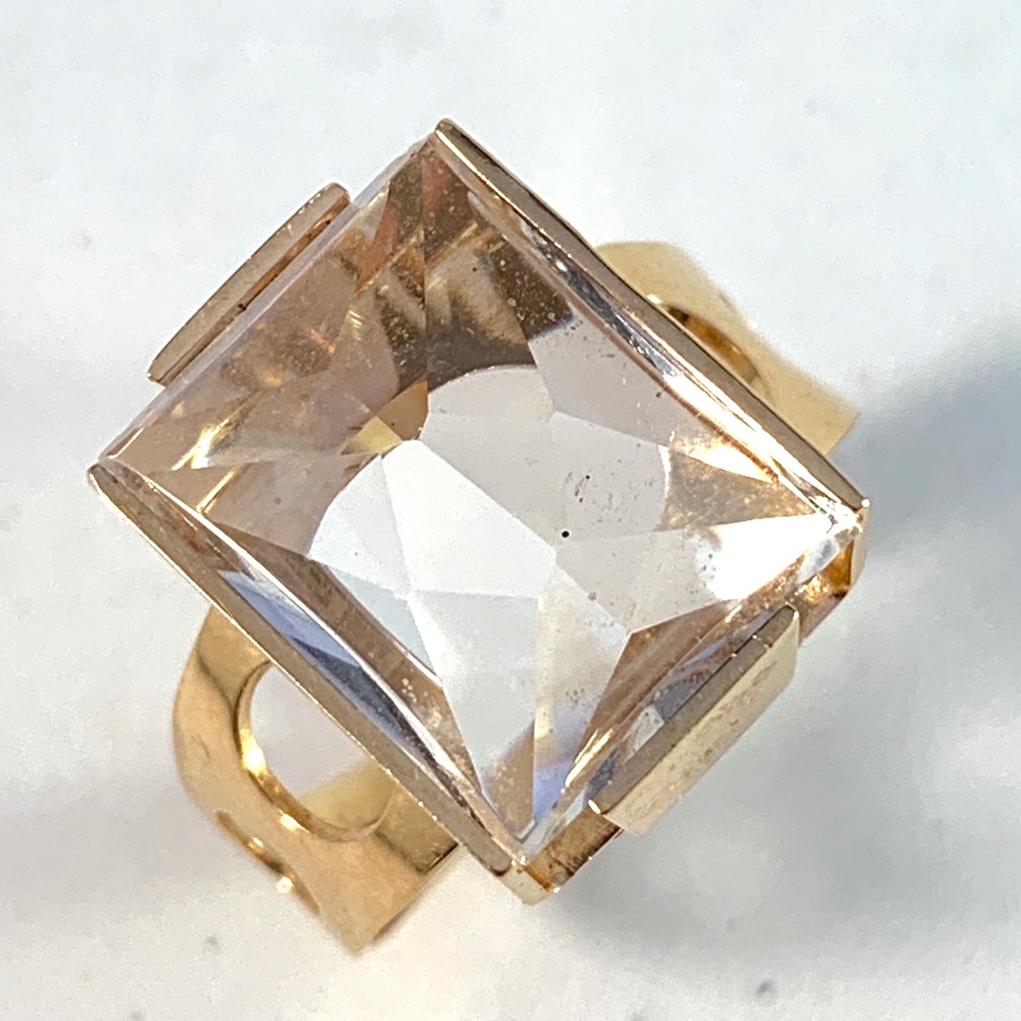エクストローム、スウェーデン 1969年 大胆なモダニスト 18K ゴールド ロック クリスタル 中指リング。サイズ 10 1/4