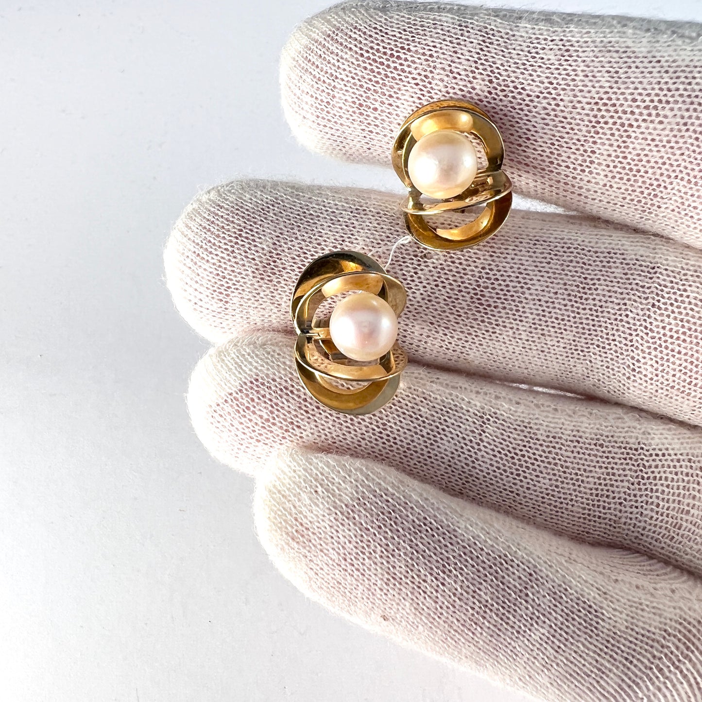 G Kaplan, Stockholm 1950s. Vintage Mid Century 18k Gold Pearl Earrings.