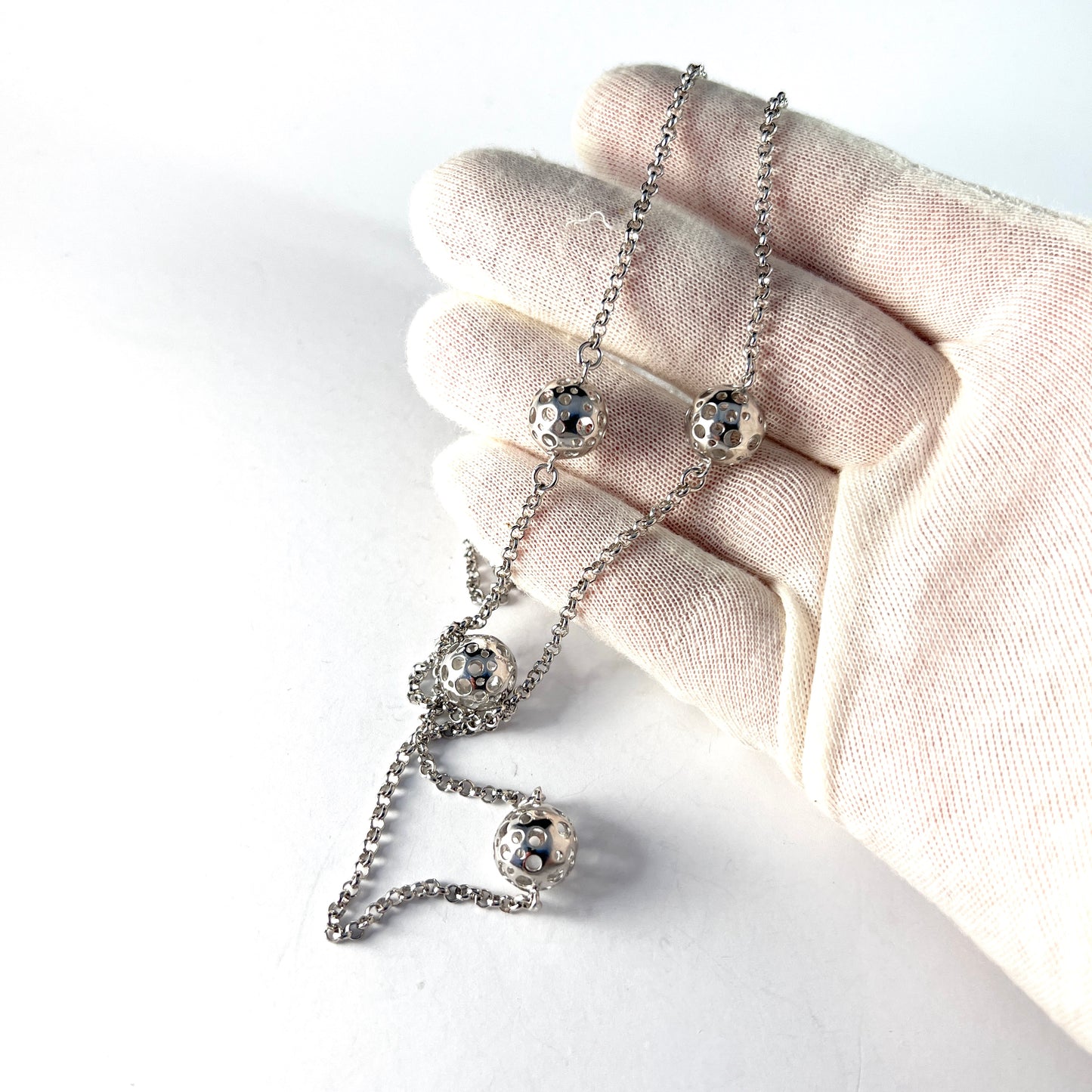 Liisa Vitali for Kultakeskus、フィンランドのヴィンテージロングスターリングシルバー球体ネックレス。