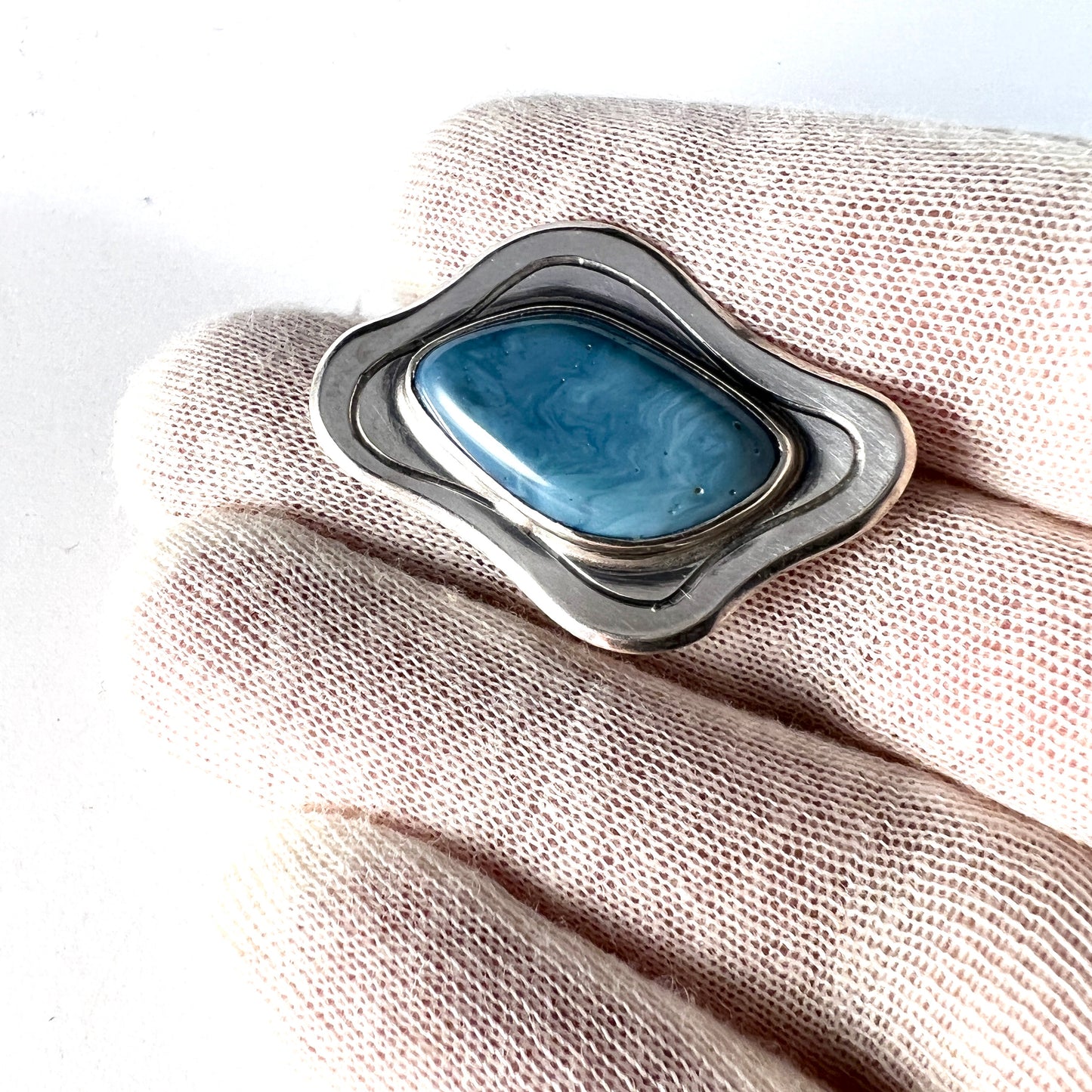 ヴィクター・ヤンソン スウェーデン 1965年。ヴィンテージスターリングシルバーのベルグスラーゲンストーンのブローチ。