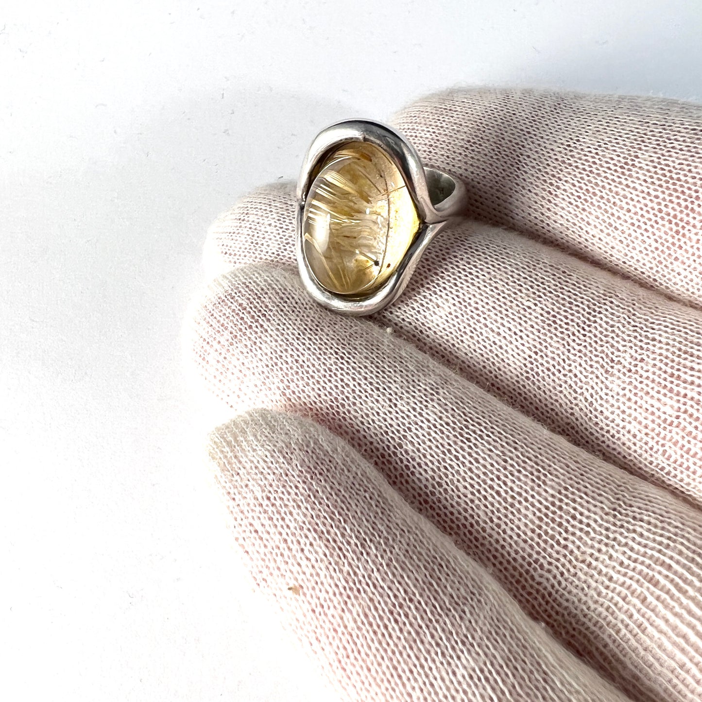 ヘニング・ウルリクセン、デンマーク、1960年代。スターリングシルバー ルチルクォーツ モダニスト カクテル リング