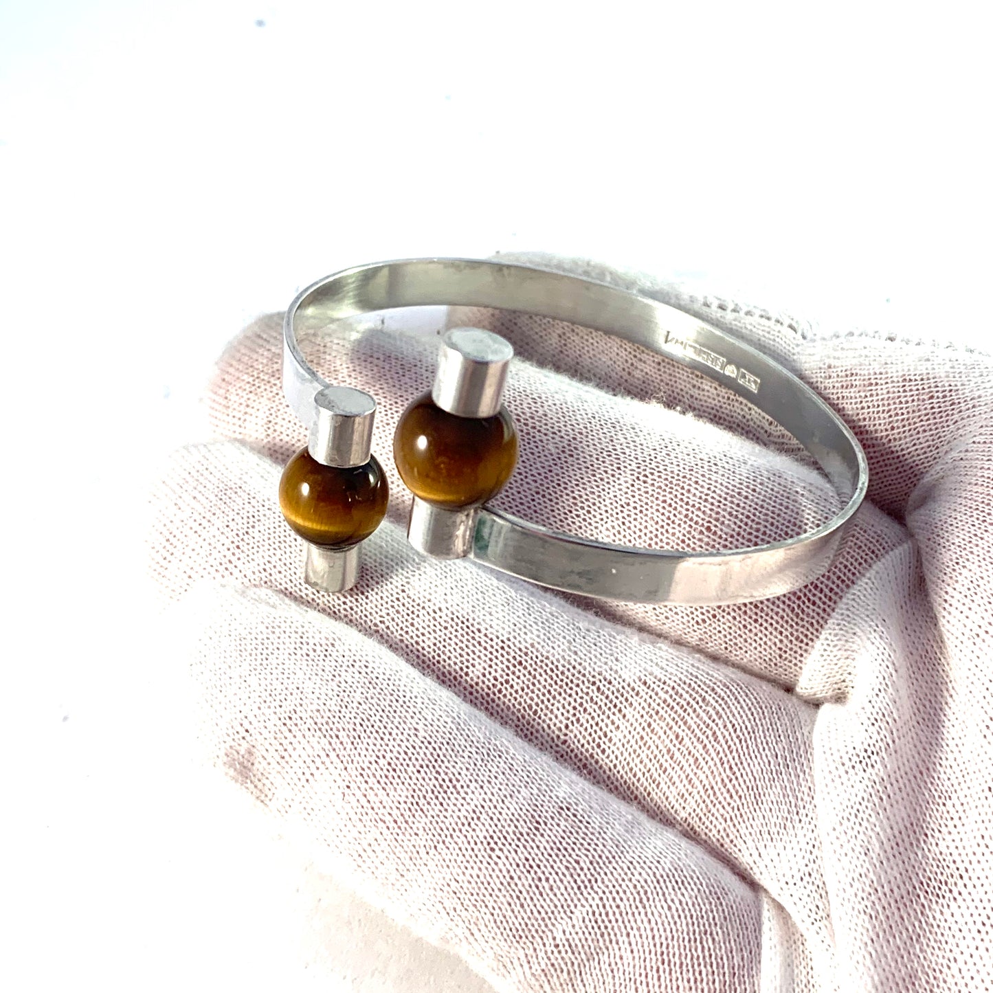 Elis Kauppi, Kupittaan Kulta Finland 1965 Solid Silver Kinetic Tiger Eye Cuff Bracelet.