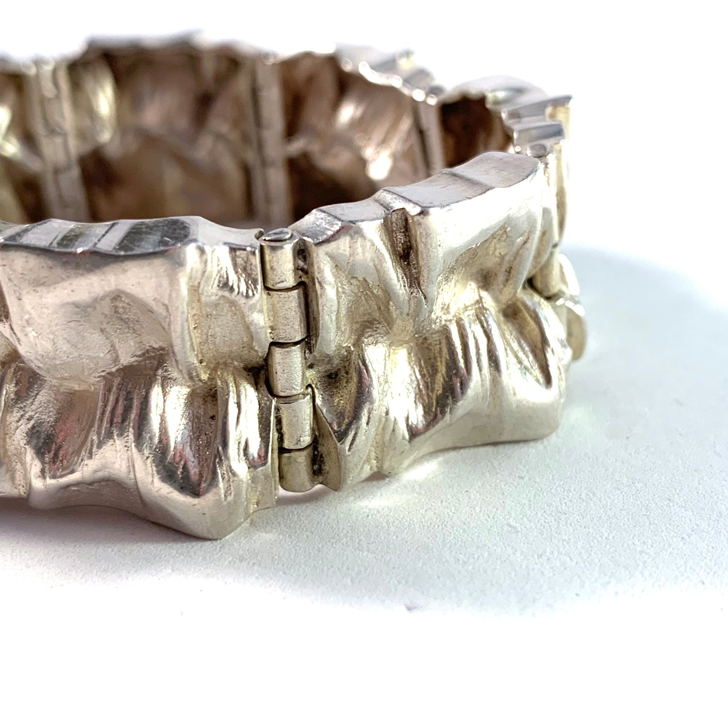 マッティ・ヒバリネン、フィンランド、1972 年製の分厚いスターリング シルバー ブレスレット。