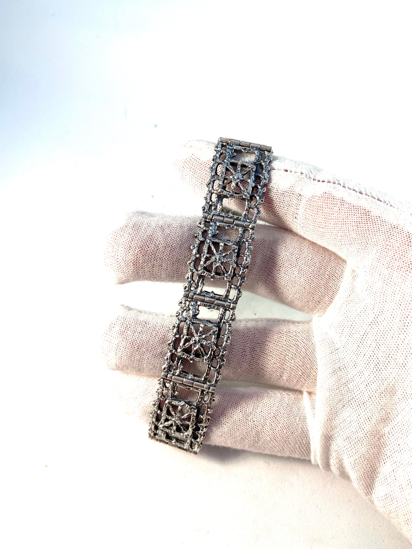 Pentti Sarpaneva for Turun Hopea Finland 1970 Silver Bracelet. Design Pitsi / Lace