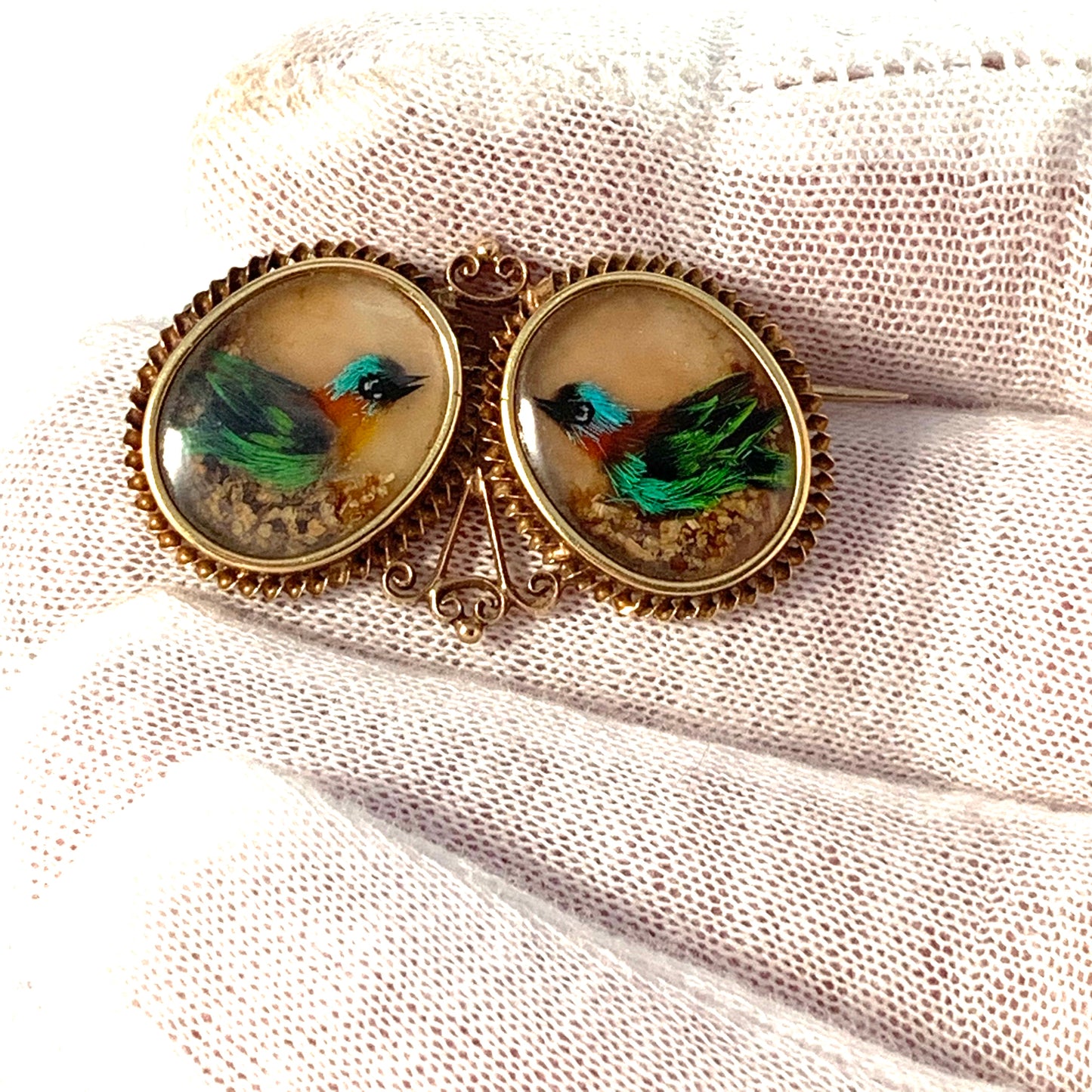 Victorian 18k Gold Essex Crystal Reverse Intaglio Bird Brooch