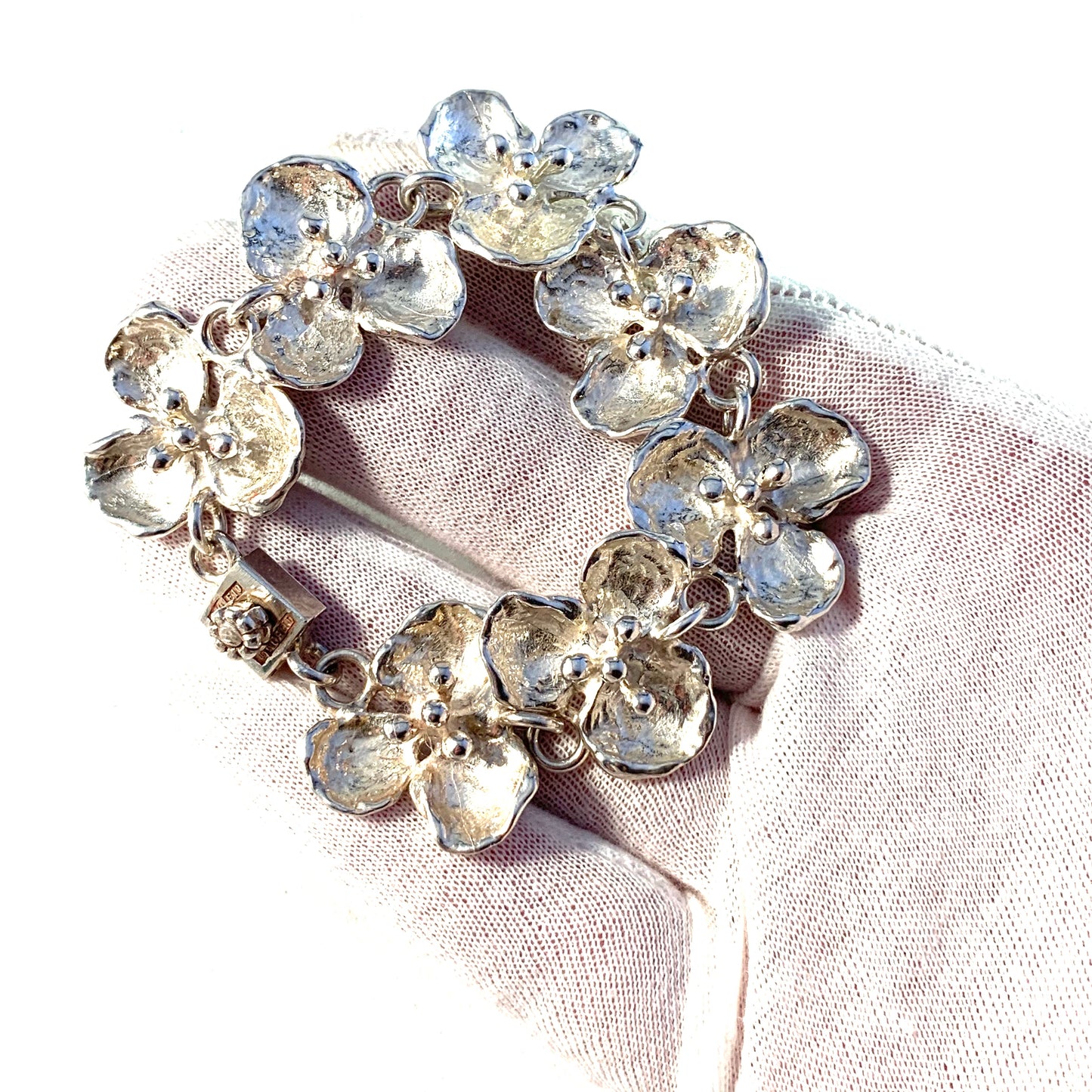 テブーン、スウェーデン、1979年、大胆で巨大な純銀製フラワーブレスレット。