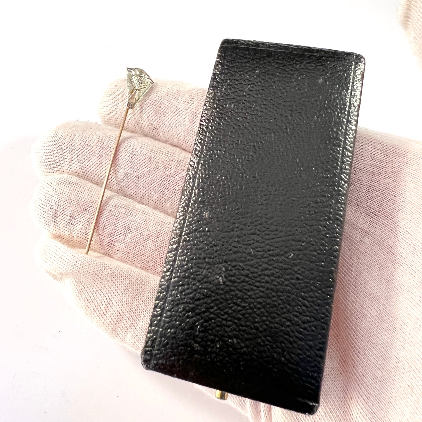 Belais Manufacturing Company, 1910s Jugendstil 18k / 10k Gold Diamond Pin.