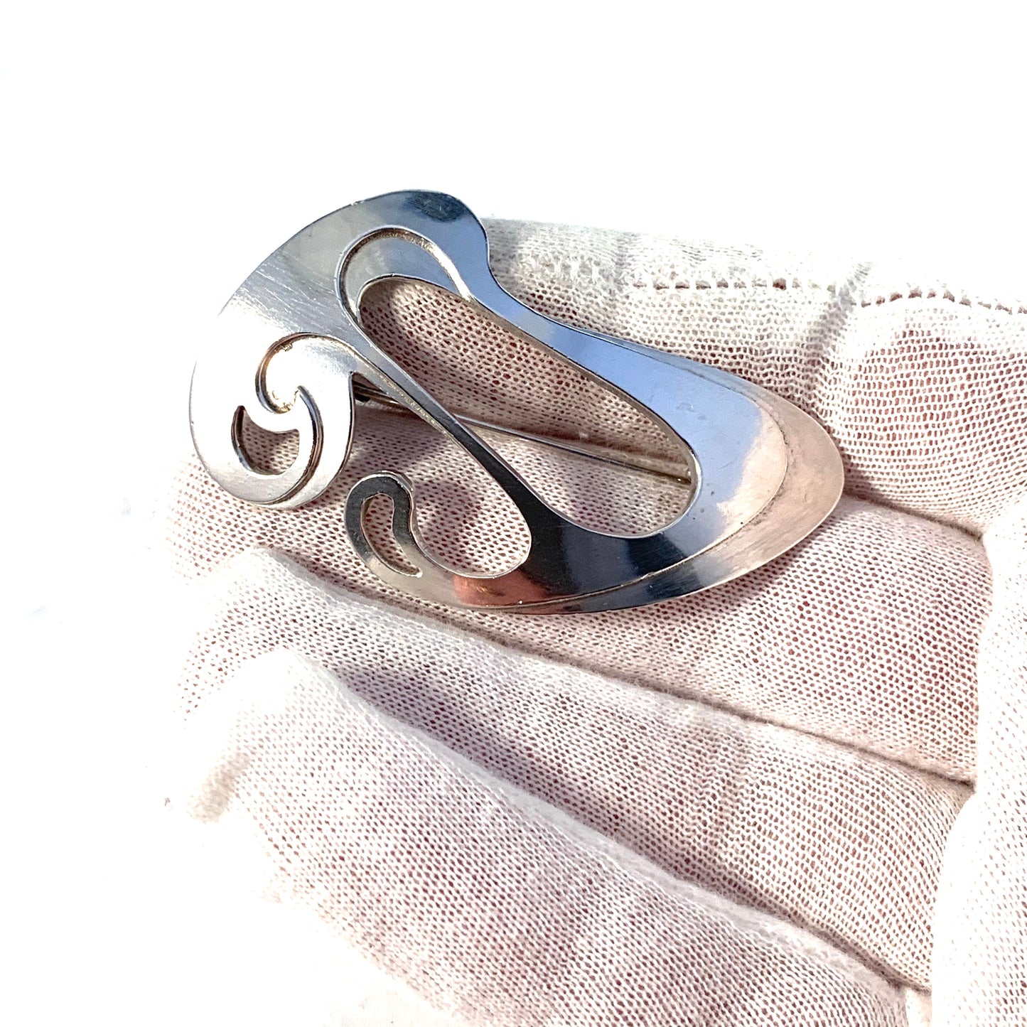 Pinco、ストックホルム、1959 年ミッドセンチュリー モダン スターリング シルバー ブローチ。